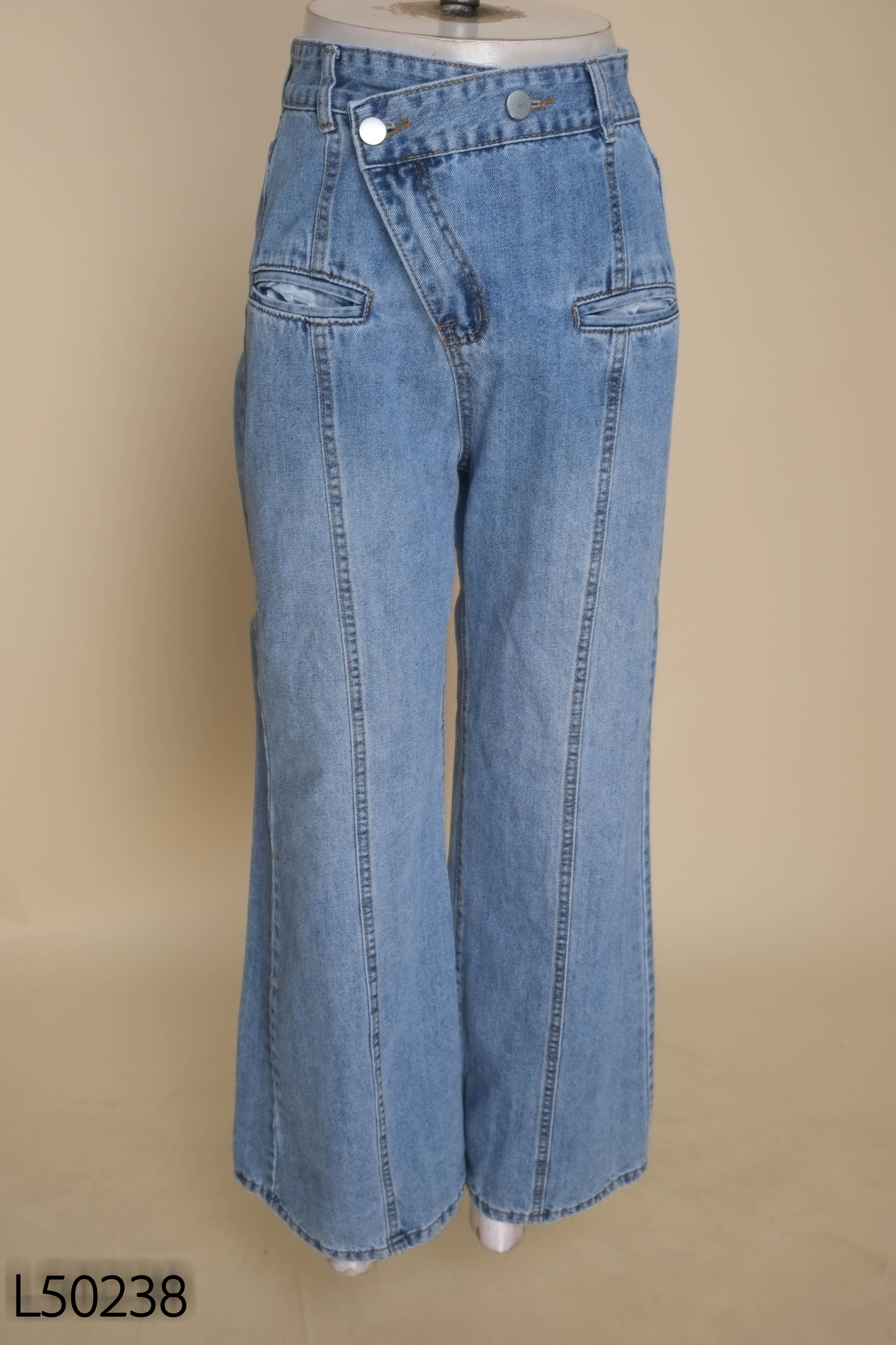 Quần jeans xanh cạp chéo suông