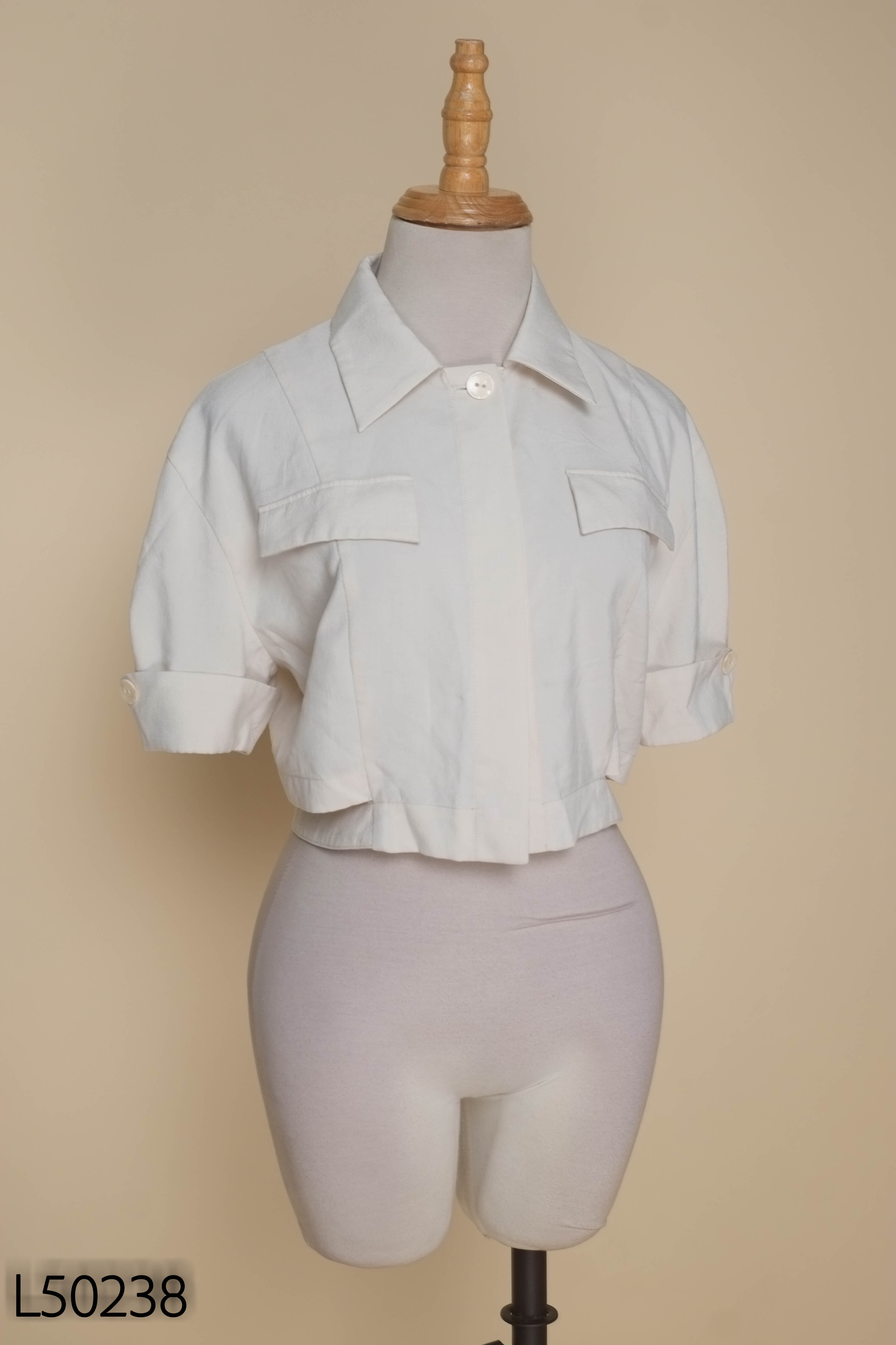 Áo sơ mi croptop be D.CHIC
