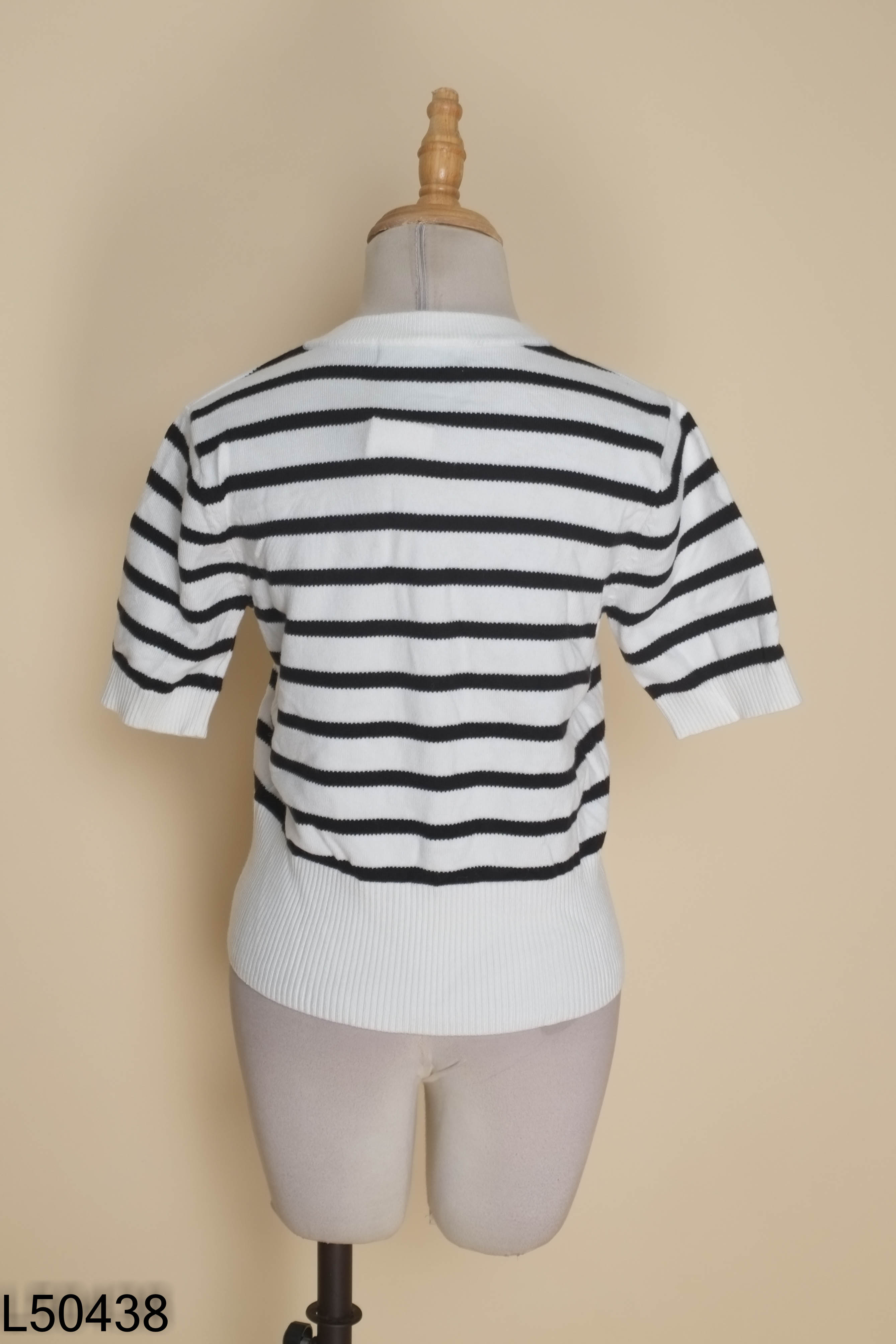 Áo len cardigan MO&CO trắng kẻ đen