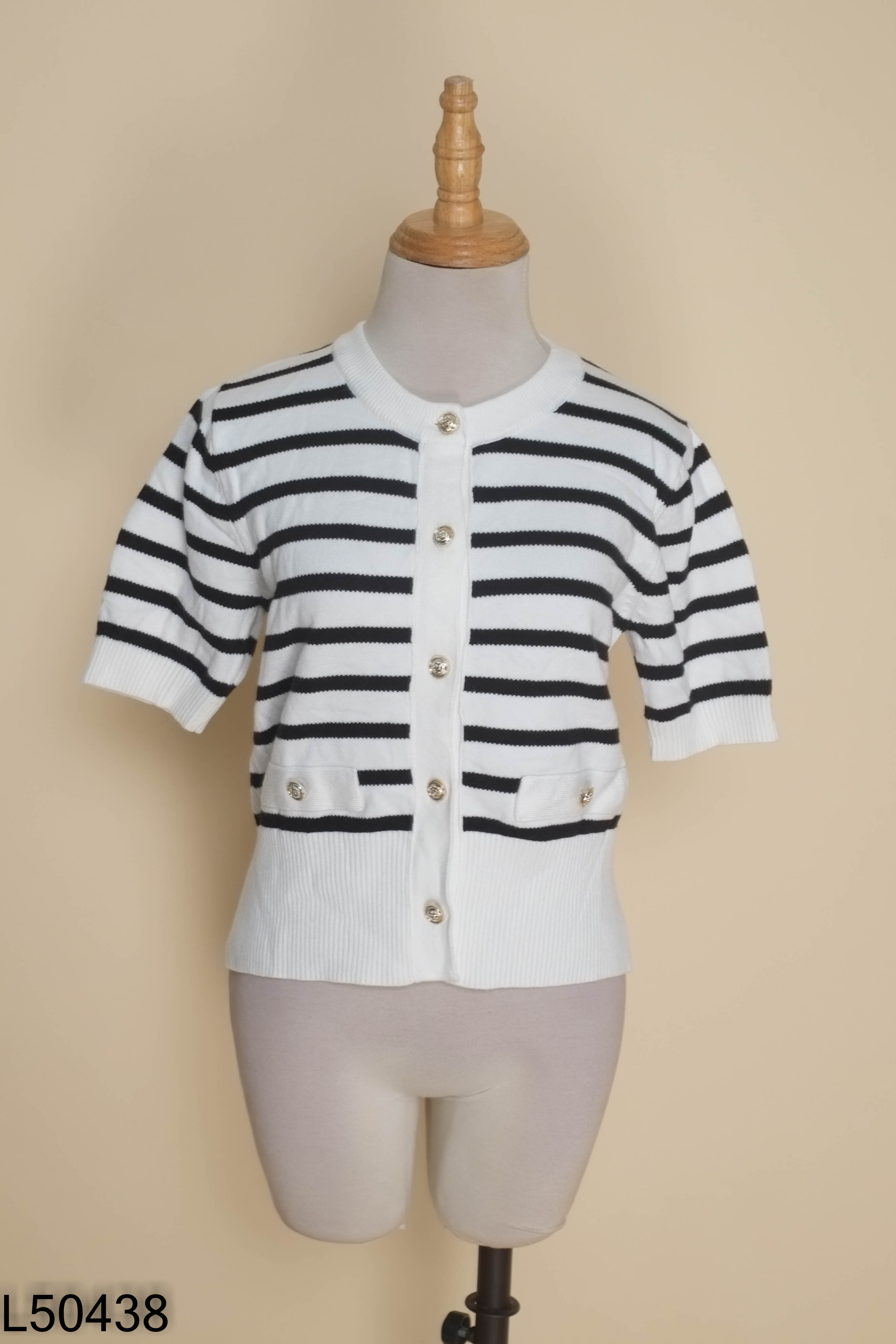 Áo len cardigan MO&CO trắng kẻ đen