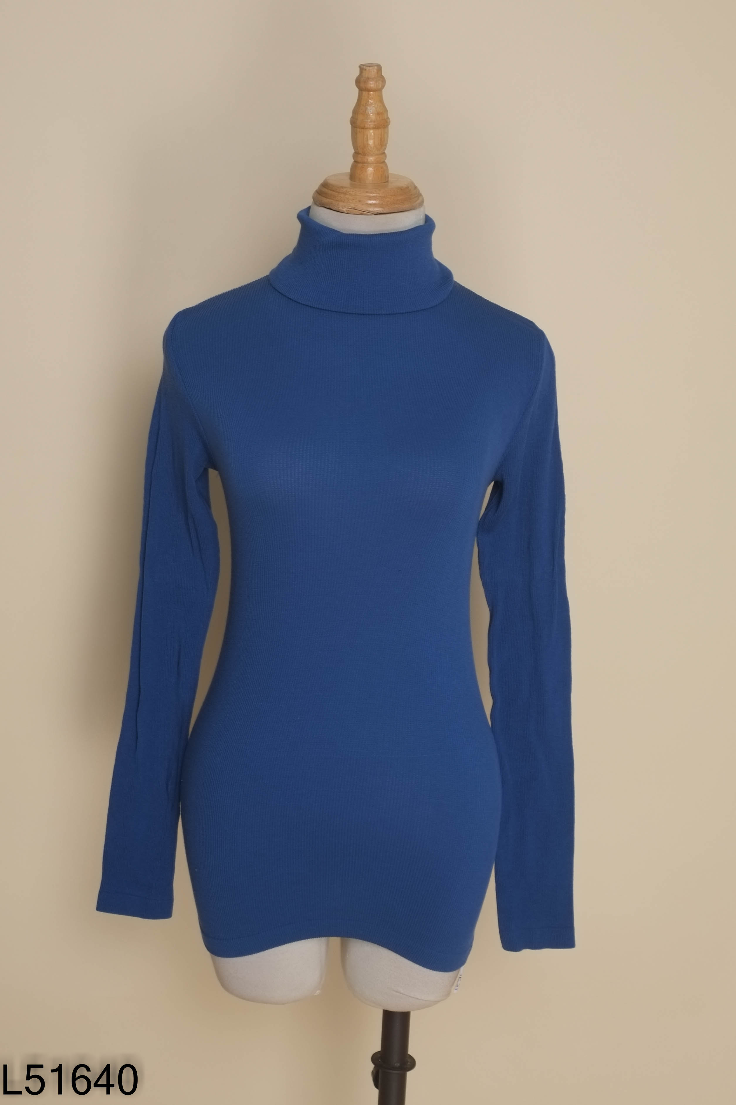 Áo len xanh UNIQLO cao cổ