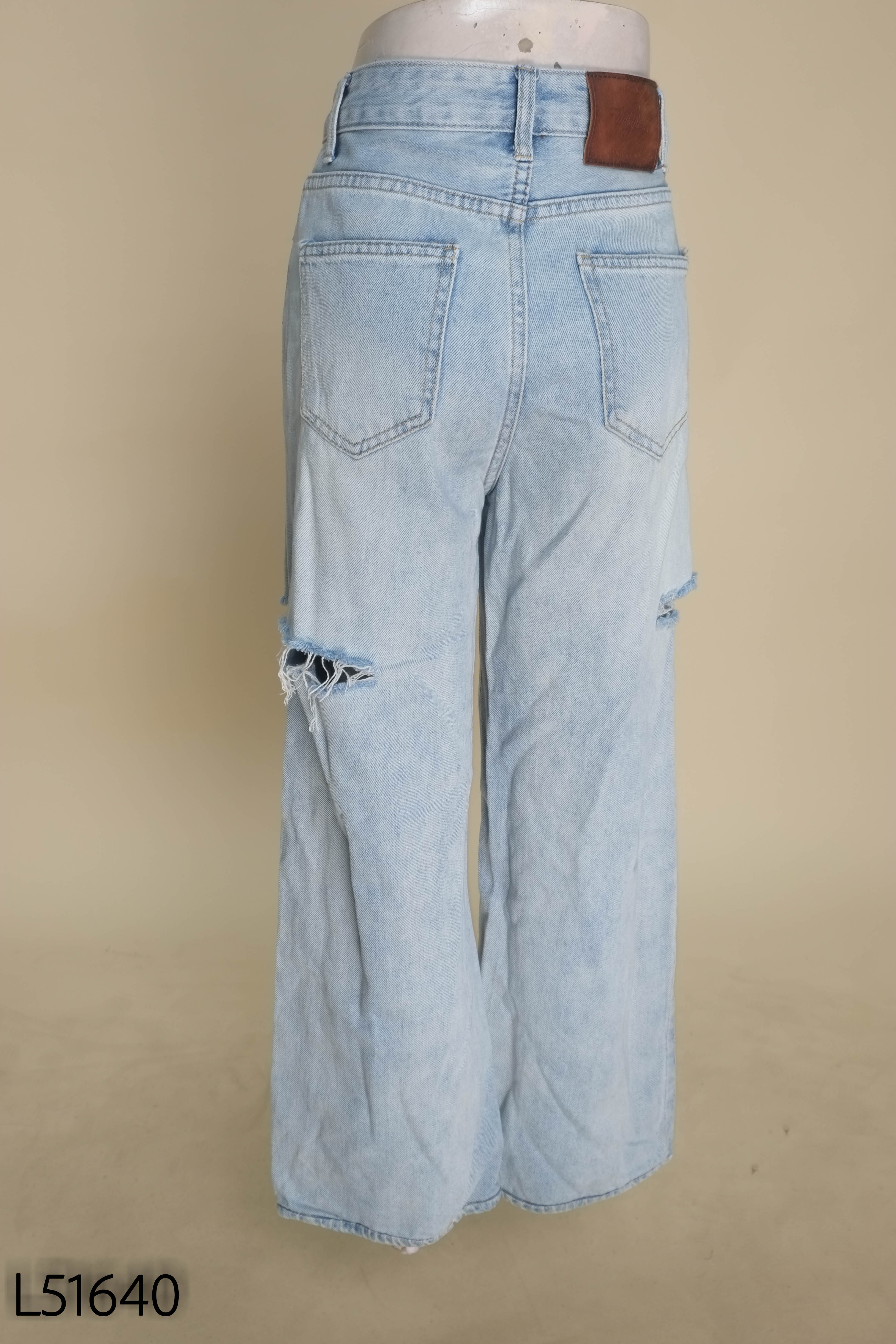 Quần jeans xanh rách