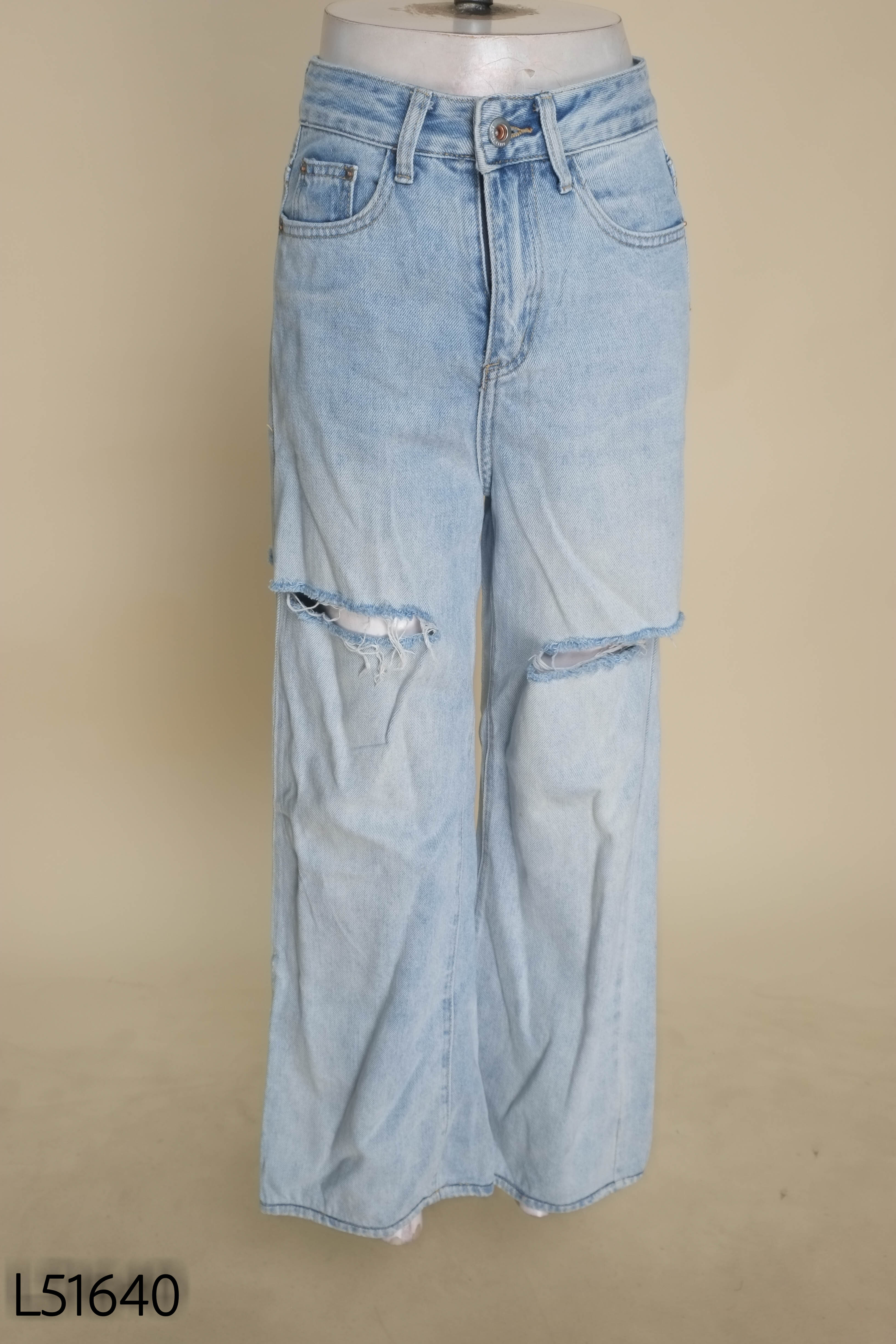 Quần jeans xanh rách