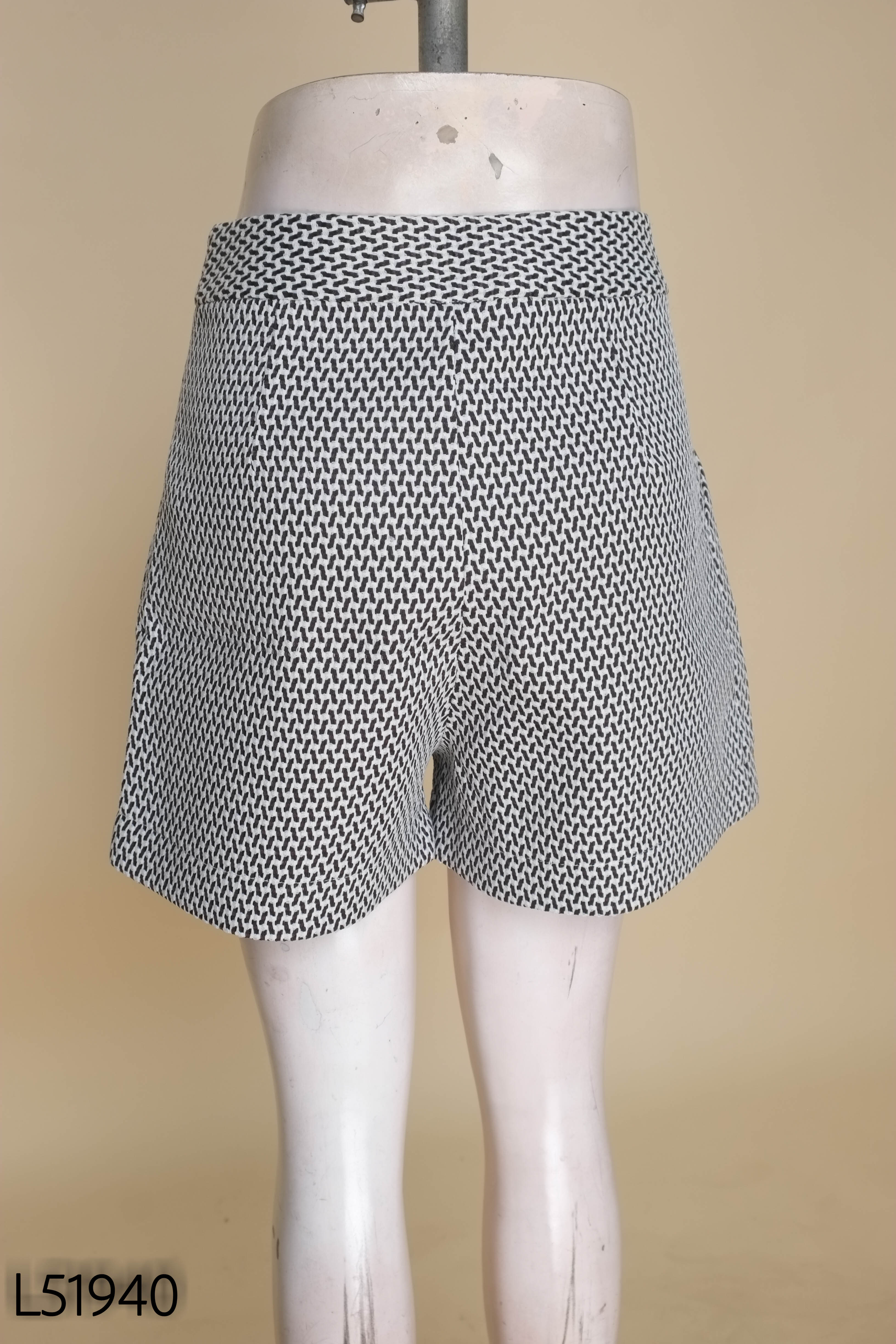 Quần shorts LIBE trắng đen
