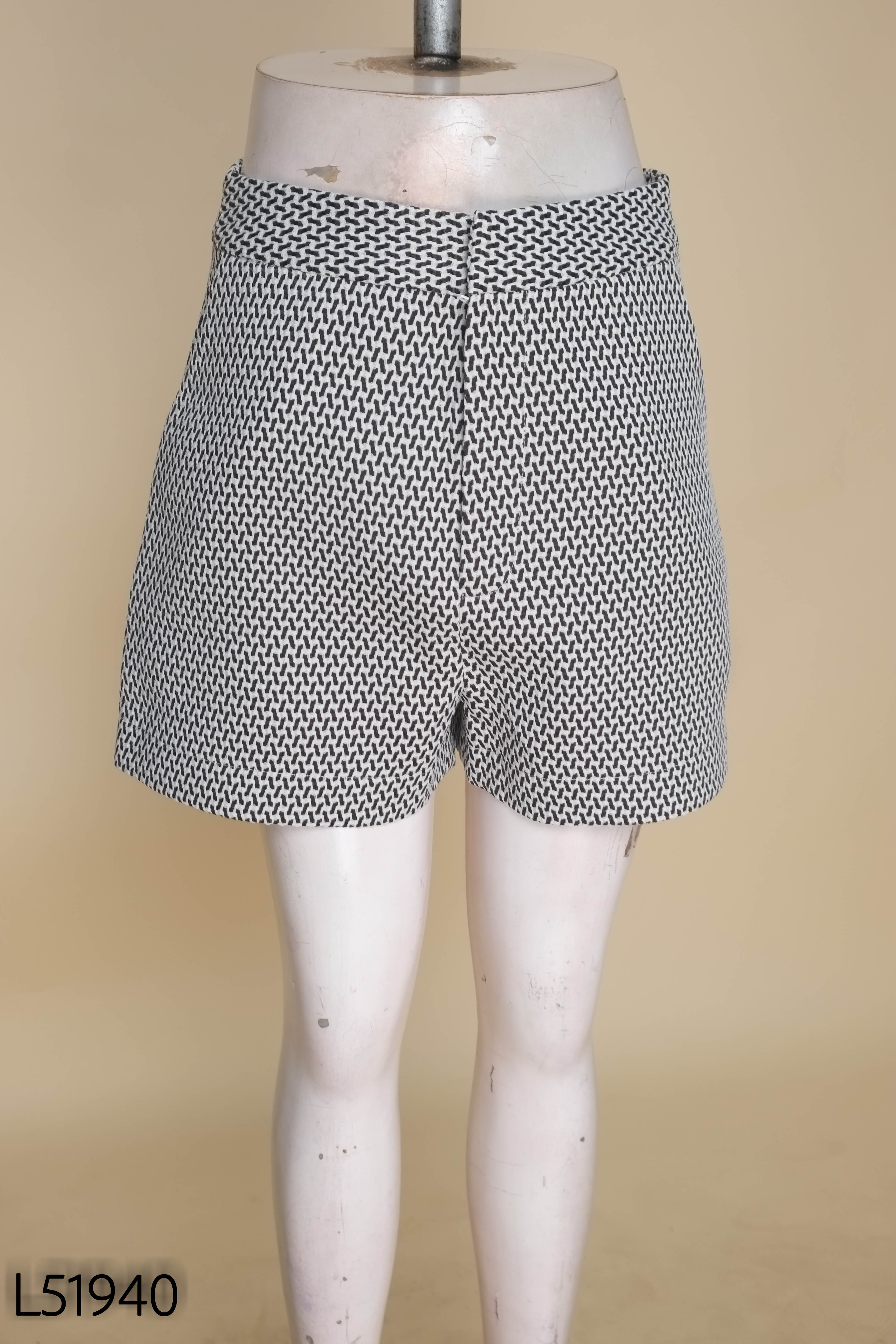 Quần shorts LIBE trắng đen