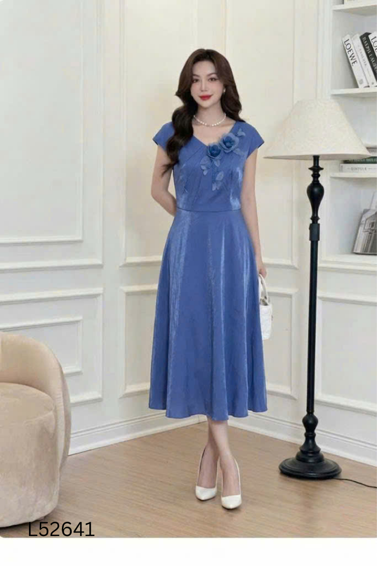 Váy xanh SEVEN.AM cổ tim đính hoa