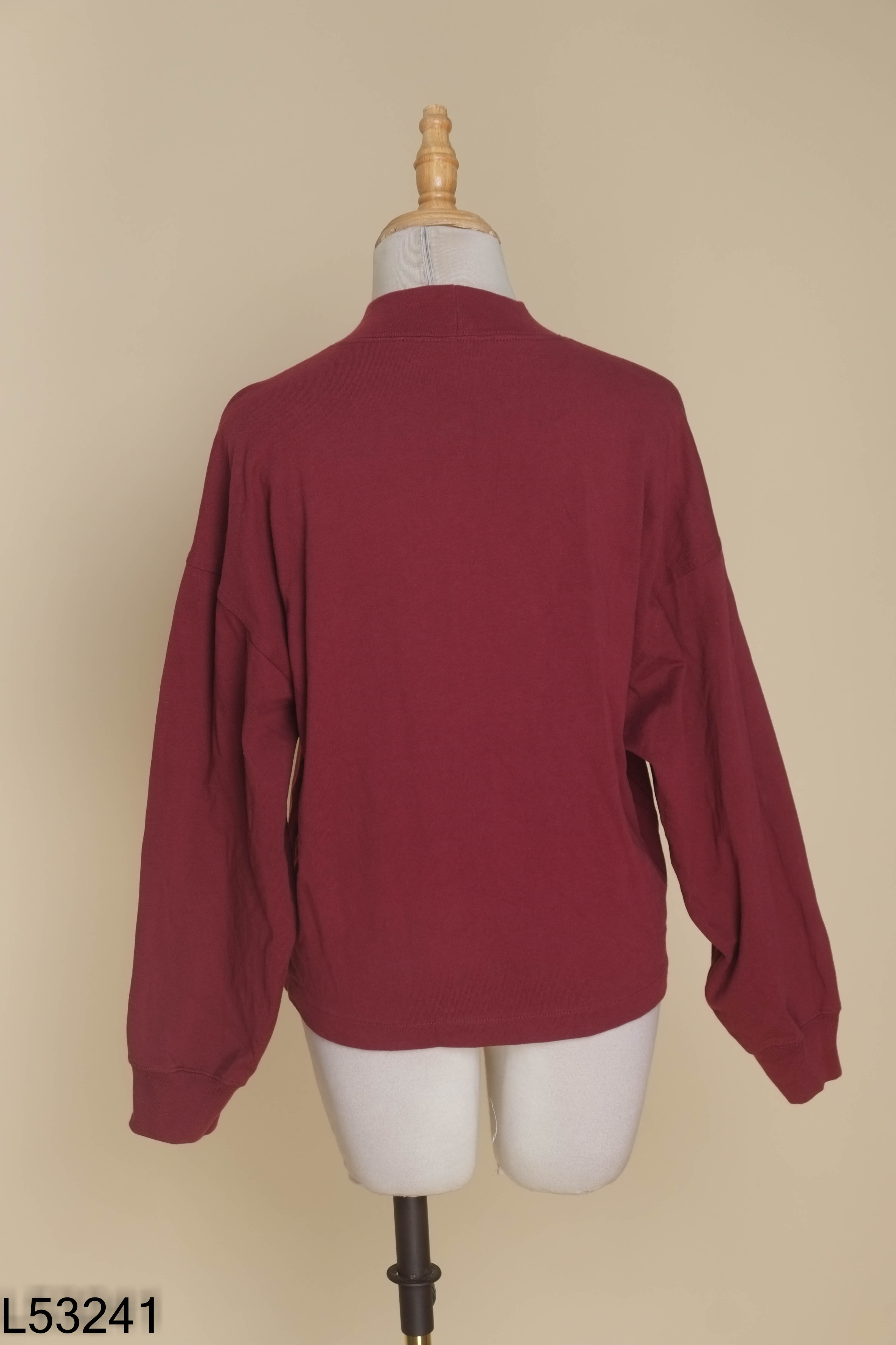 Áo UNIQLO đỏ trầm