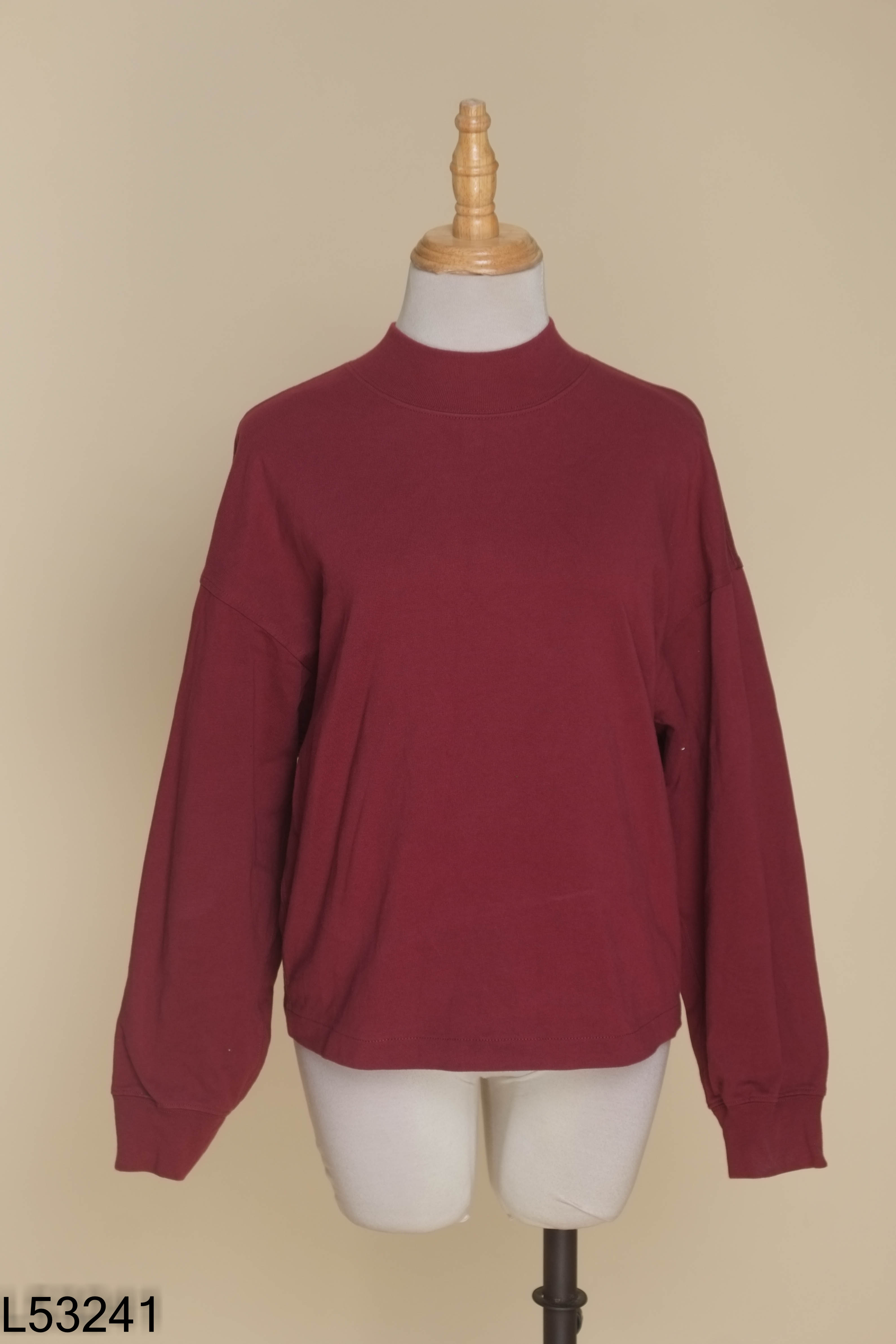 Áo UNIQLO đỏ trầm
