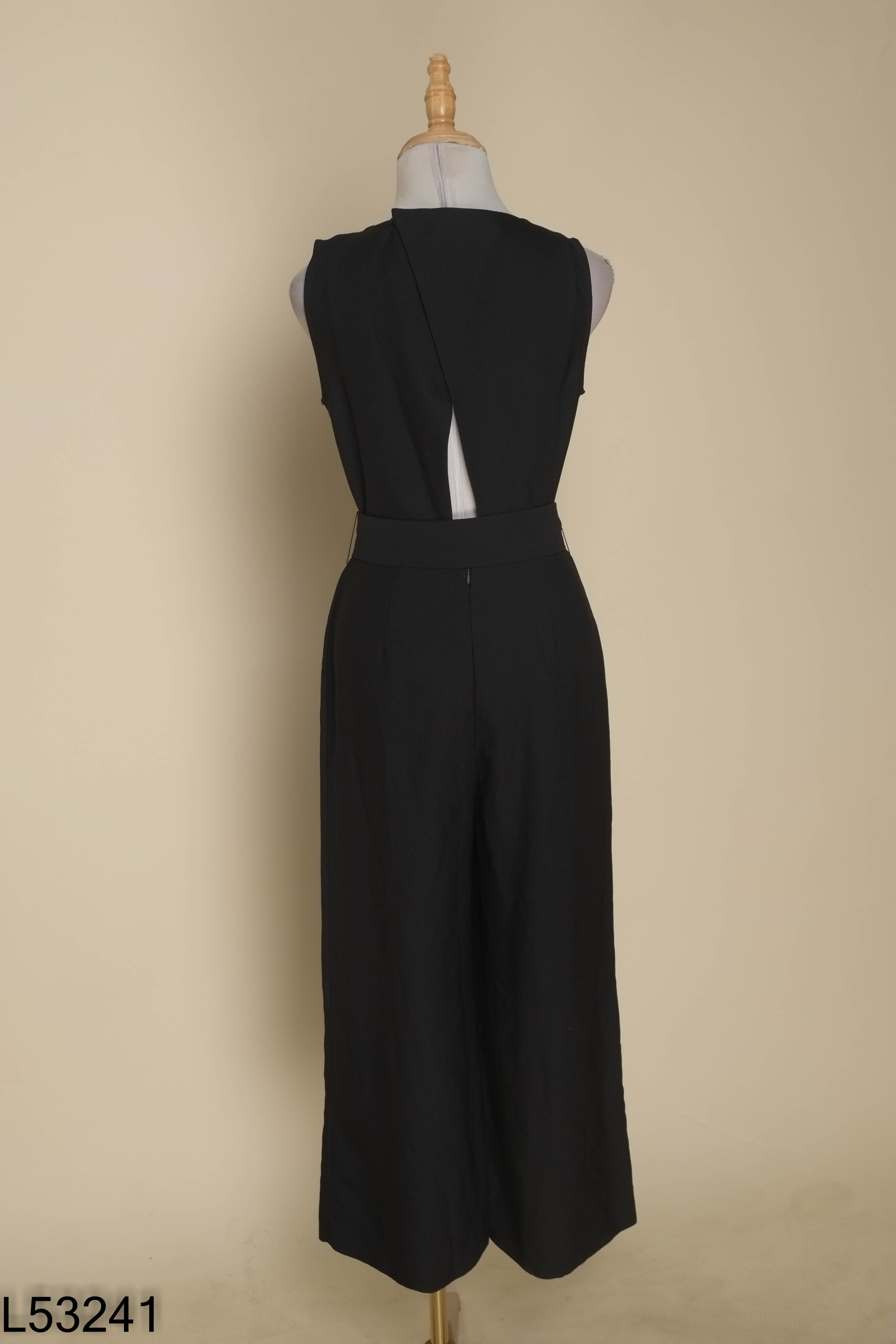Jumpsuit đen kèm đai eo