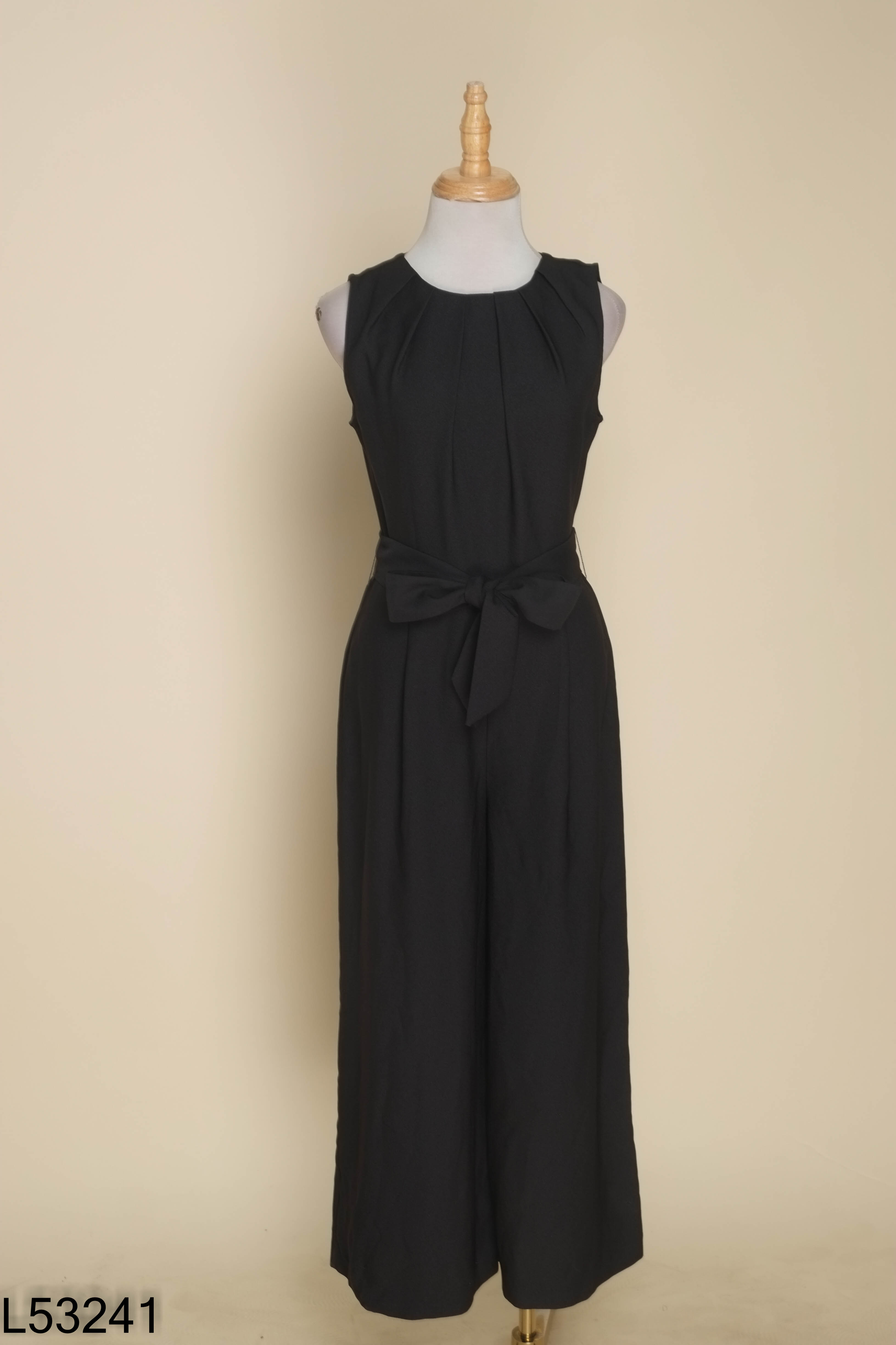 Jumpsuit đen kèm đai eo