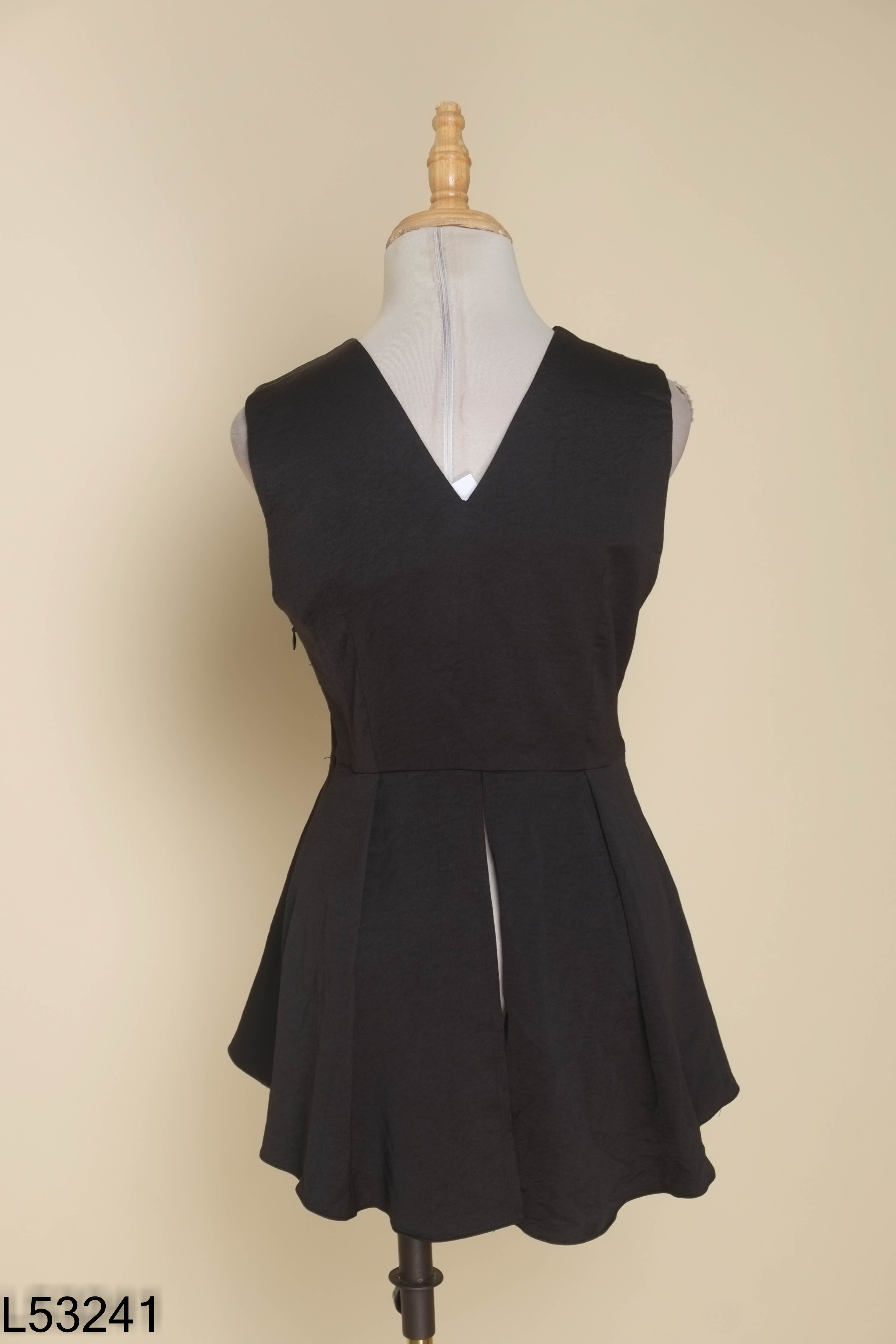 Áo IVY MODA đen xoắn ngực