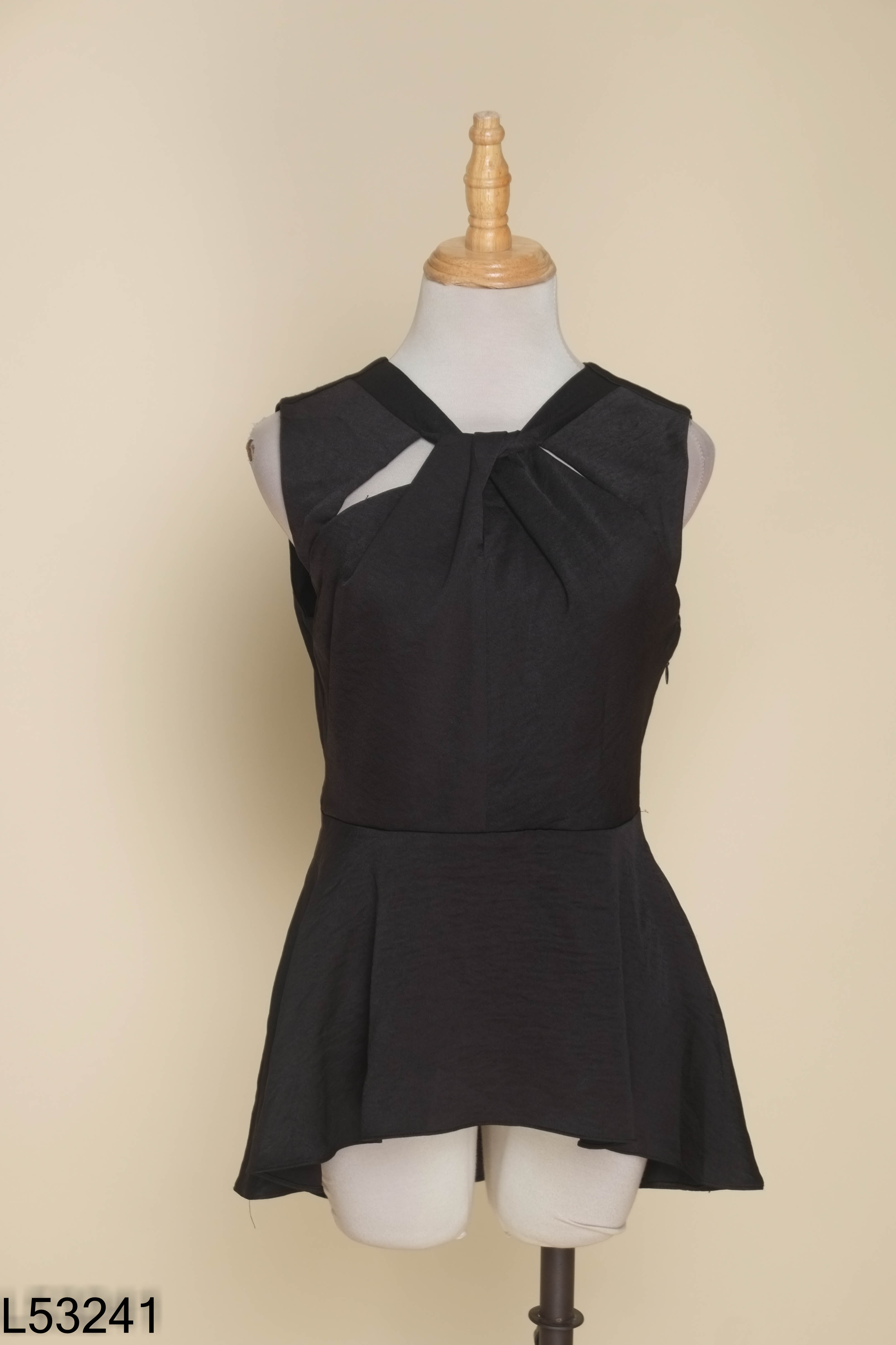 Áo IVY MODA đen xoắn ngực