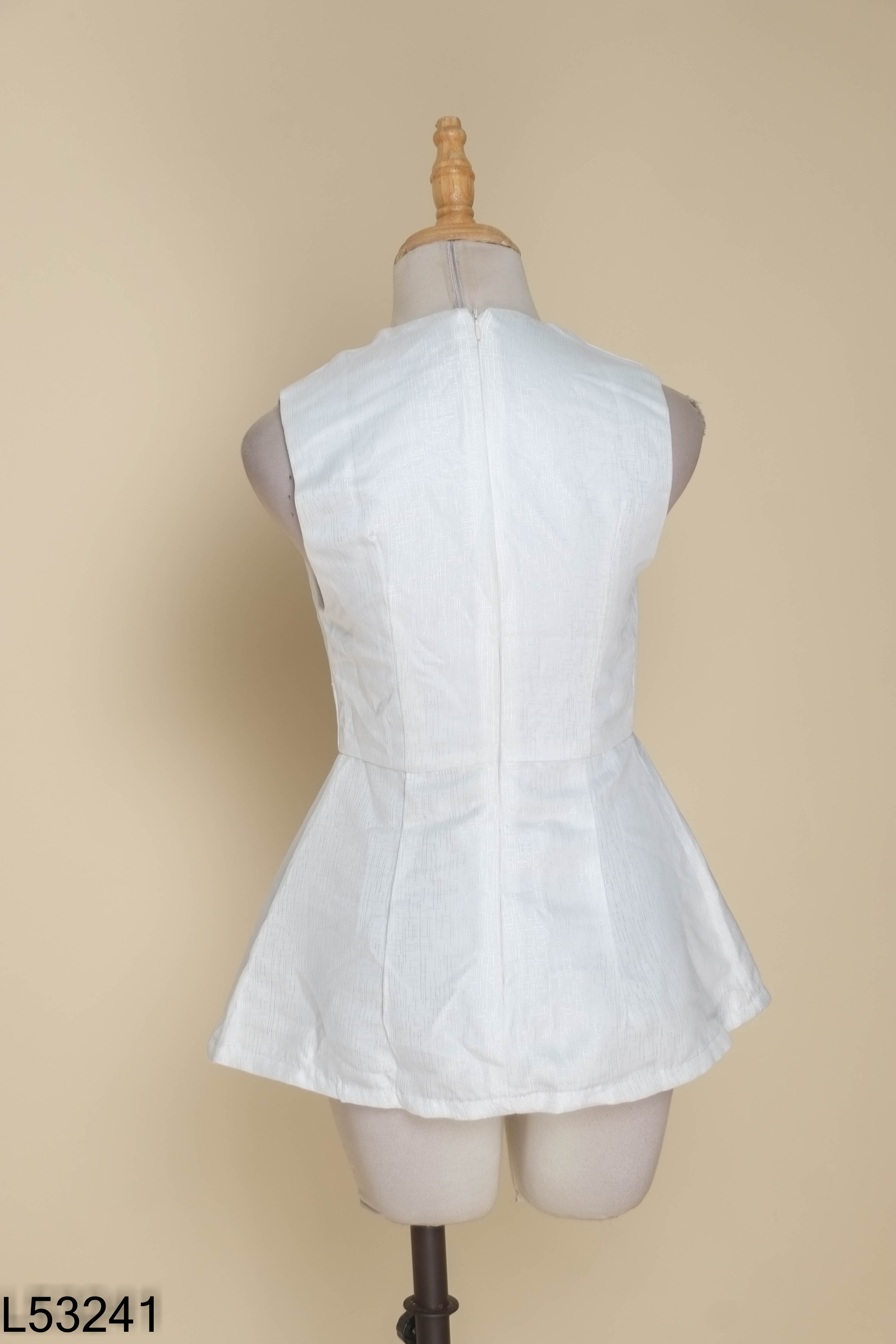 Áo RECHIC trắng gấp ngực
