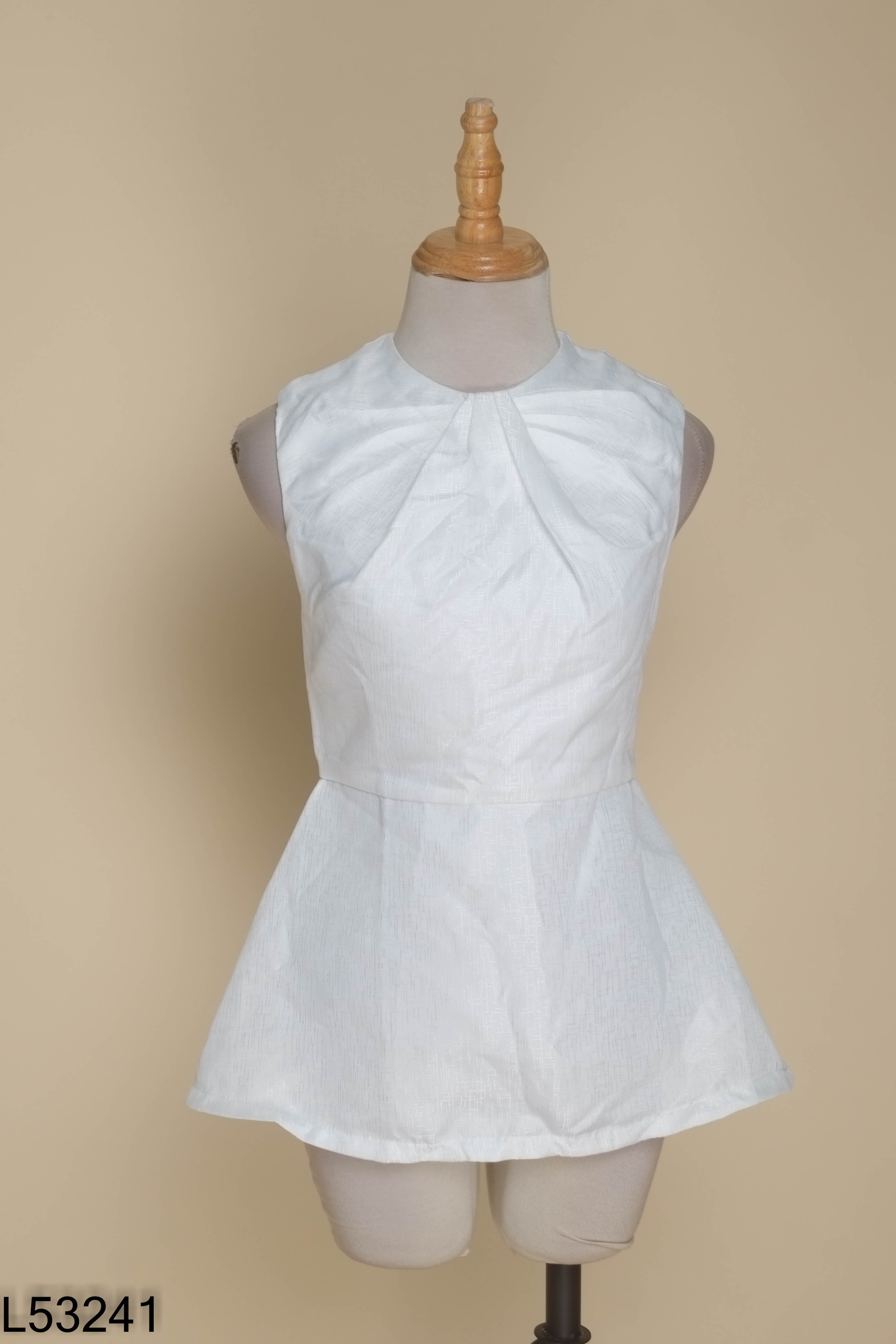Áo RECHIC trắng gấp ngực