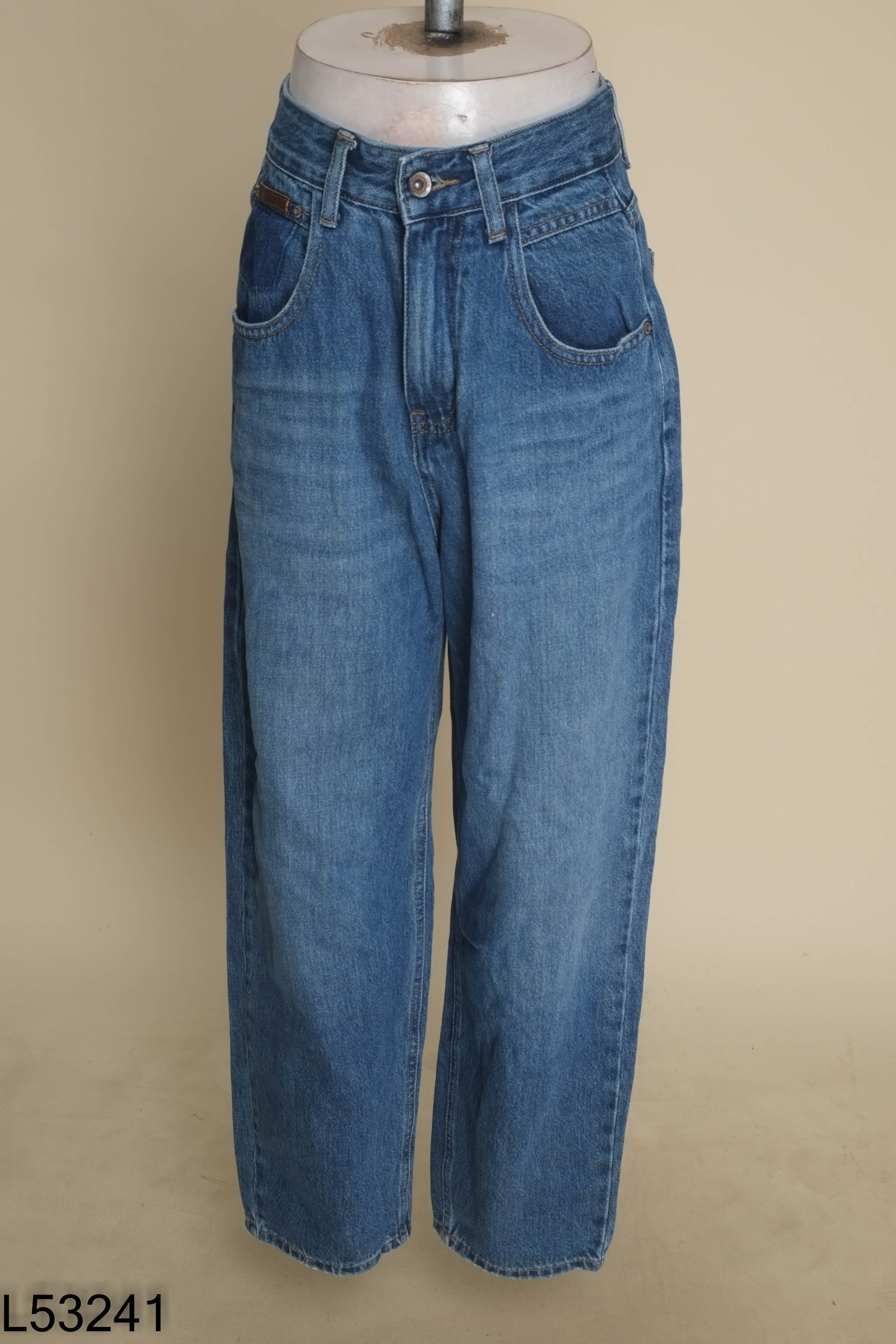 Quần jean xanh dáng baggy