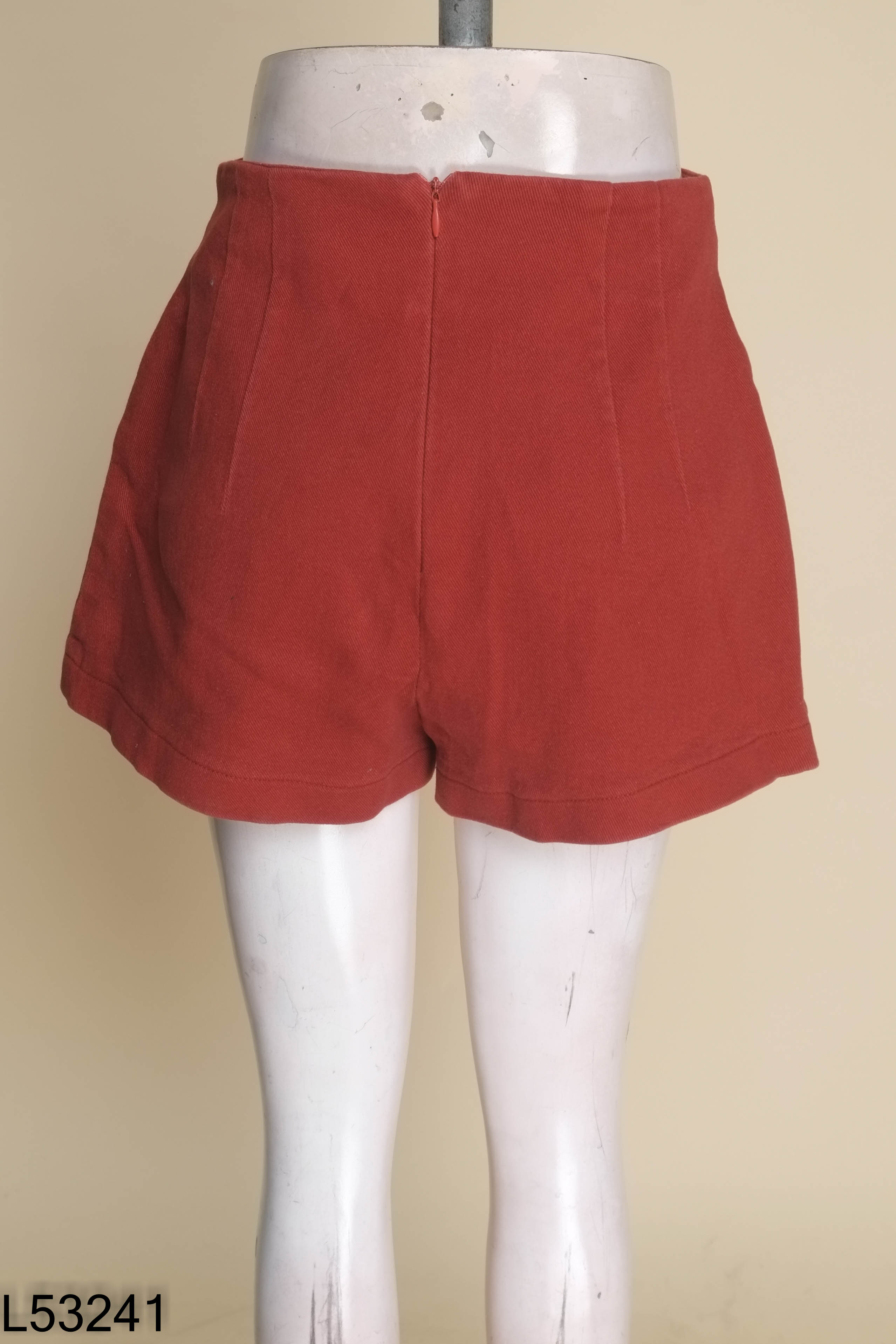 Quần short đỏ nâu