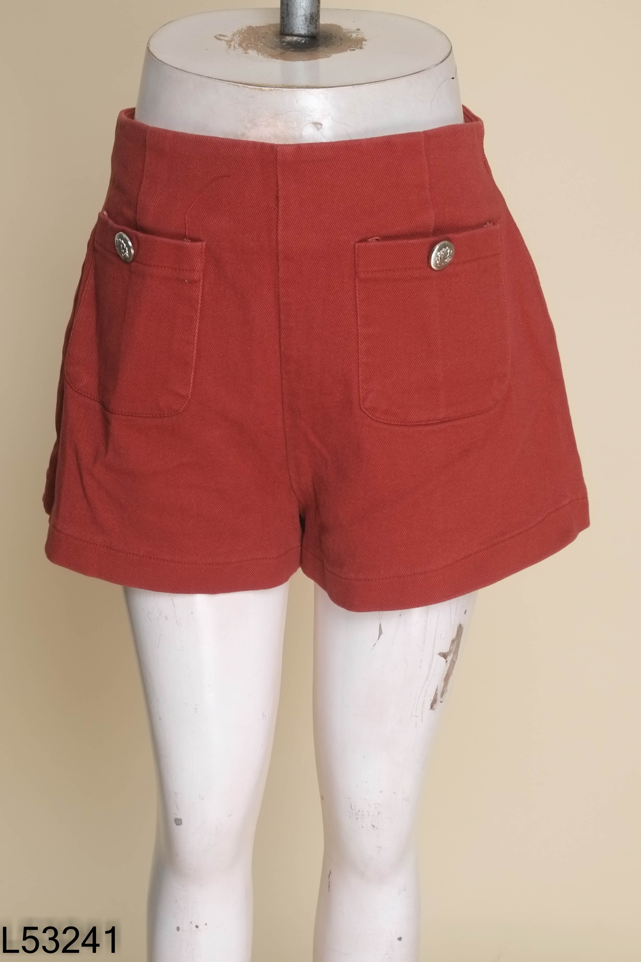 Quần short đỏ nâu