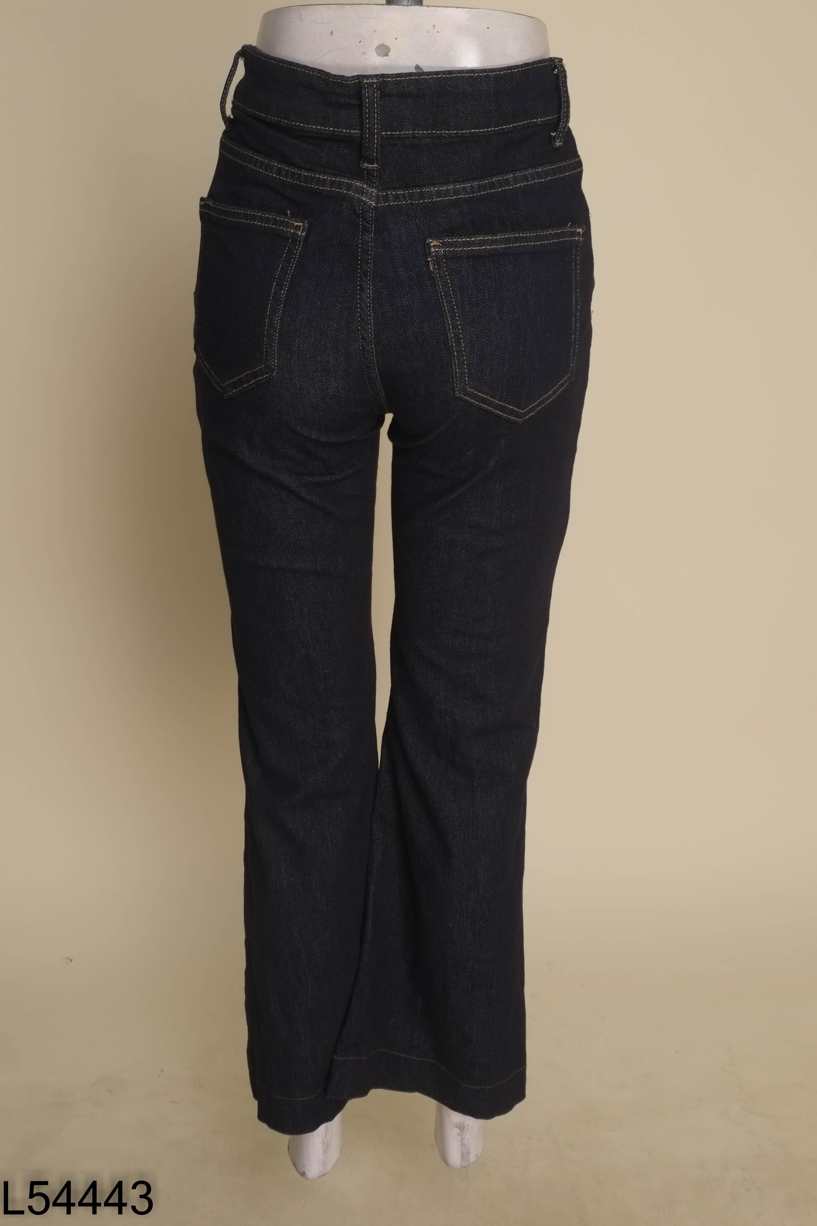Quần jeans đen chỉ vàng