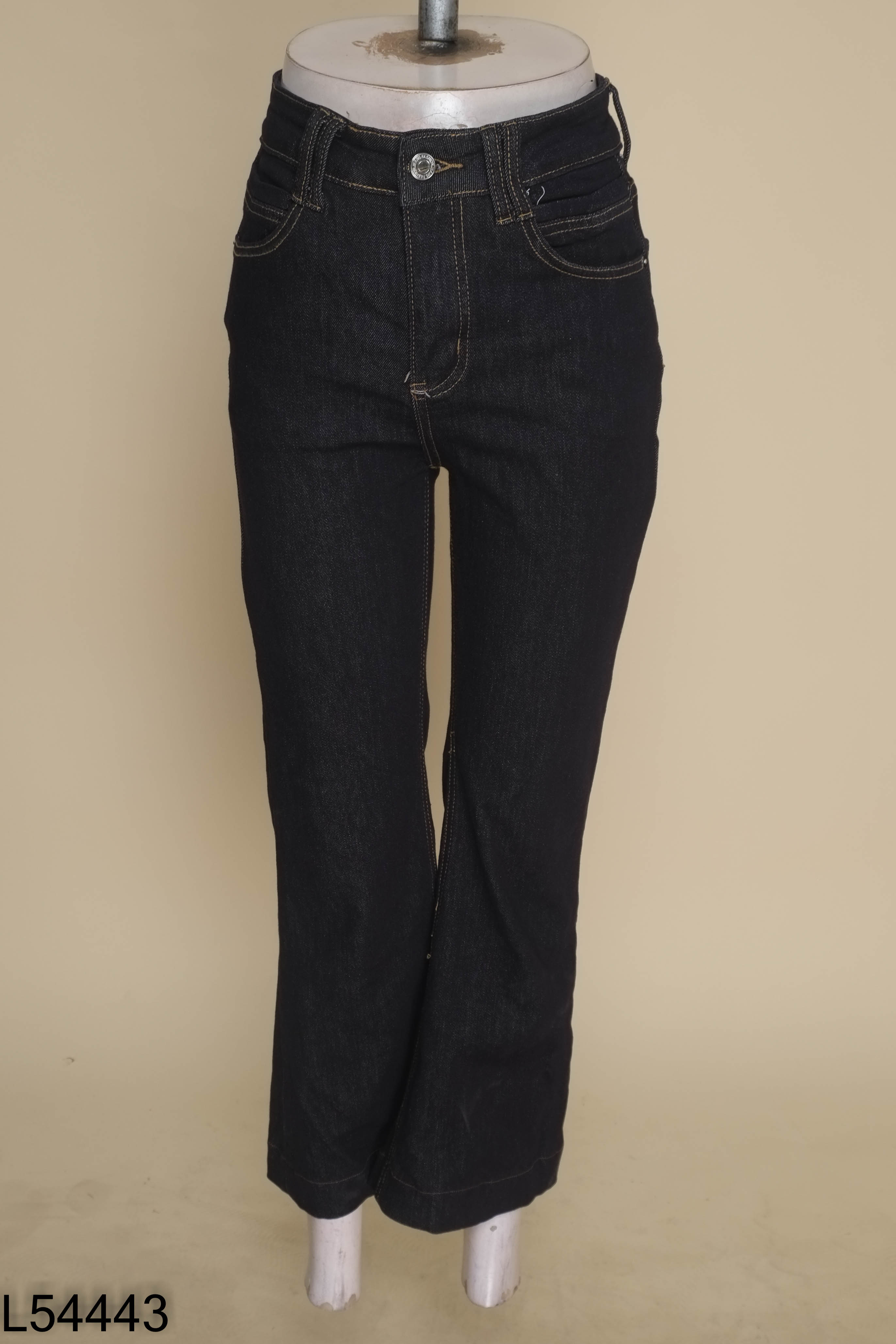 Quần jeans đen chỉ vàng