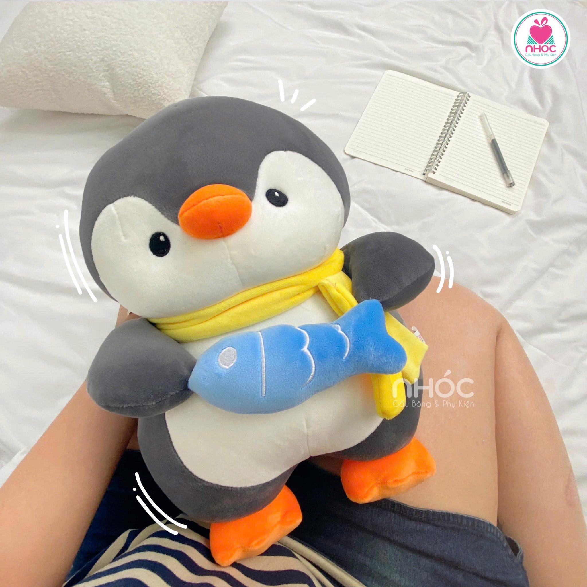 Thú bông chim cánh cụt ôm cá choàng khăn TC - Vàng - 3524025