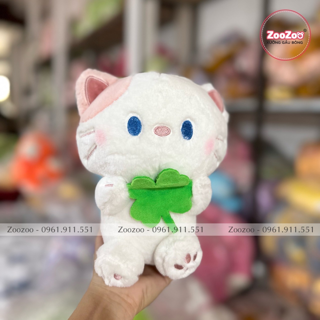 Thú bông nhỏ Mèo ôm cỏ 4 lá - Trắng