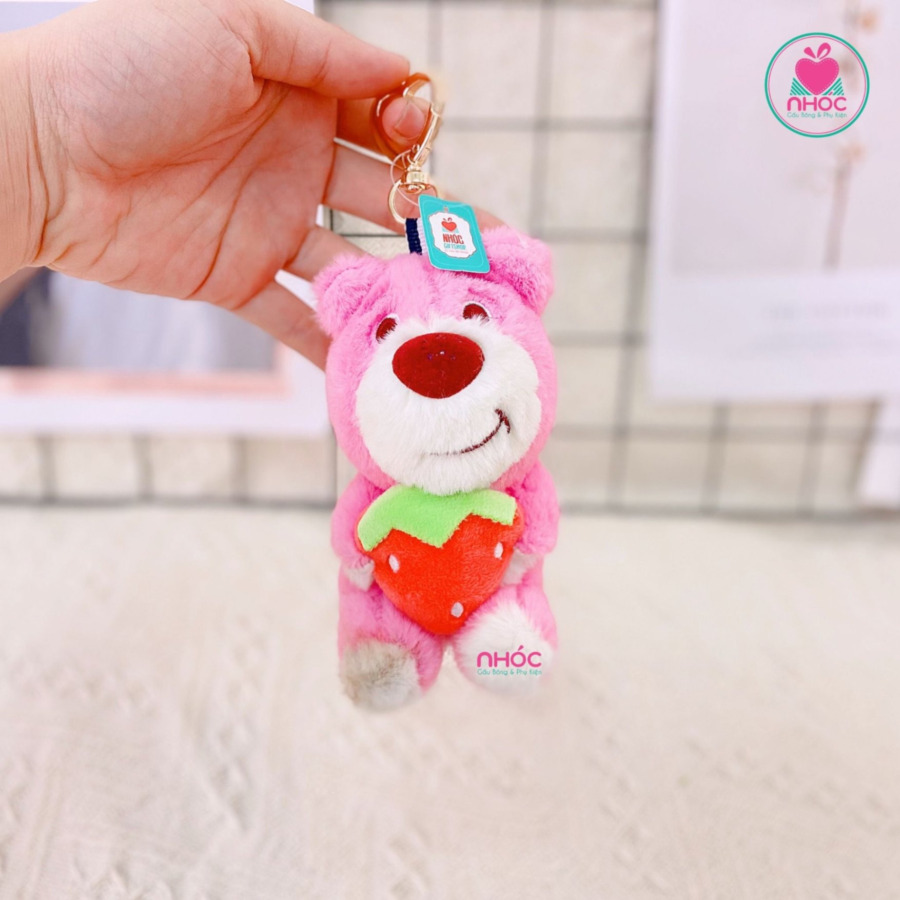 Móc khoá bông Toy Story ôm trái dâu - Hồng - 7001