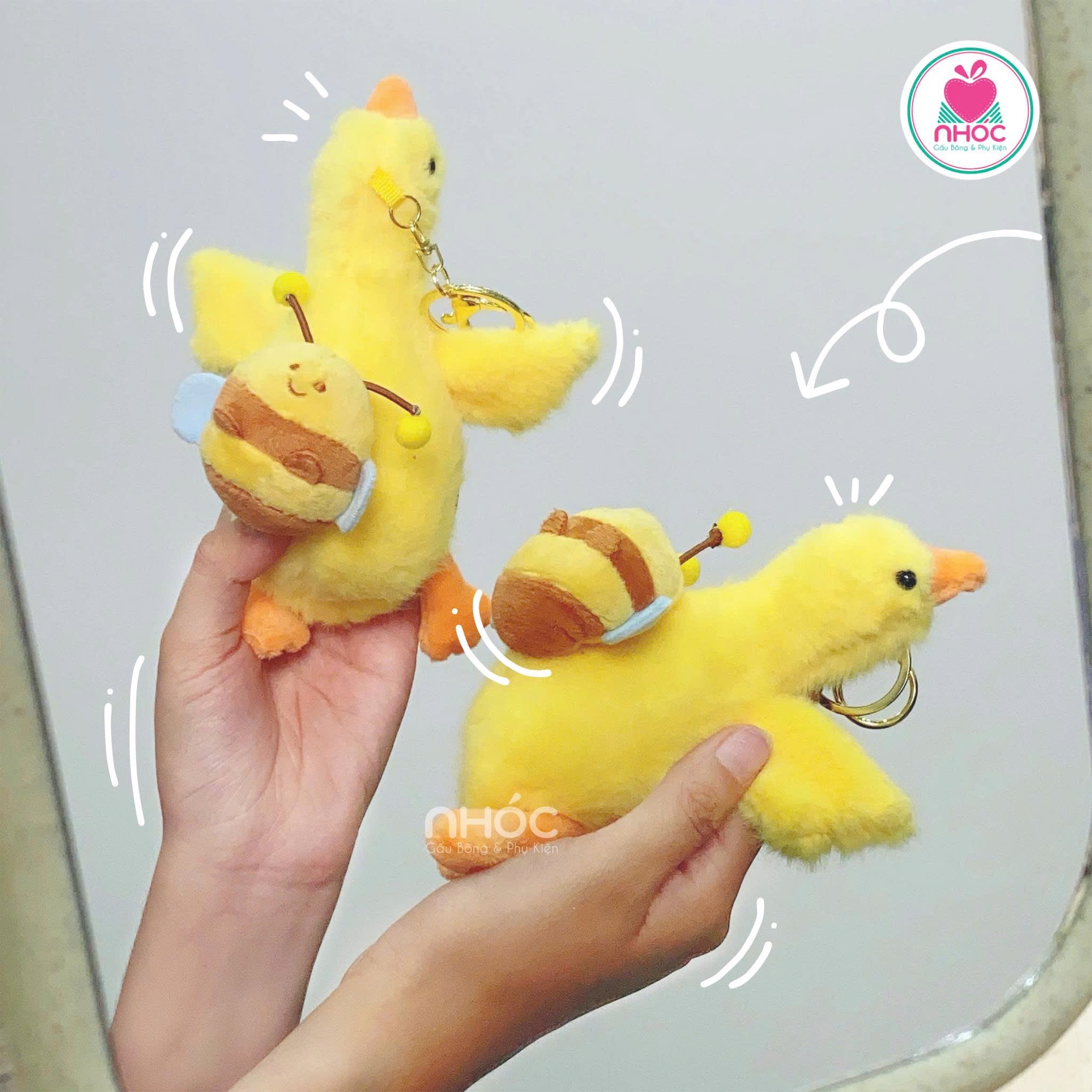 Móc khoá bông Vịt kéo con ong - Vàng - 8001