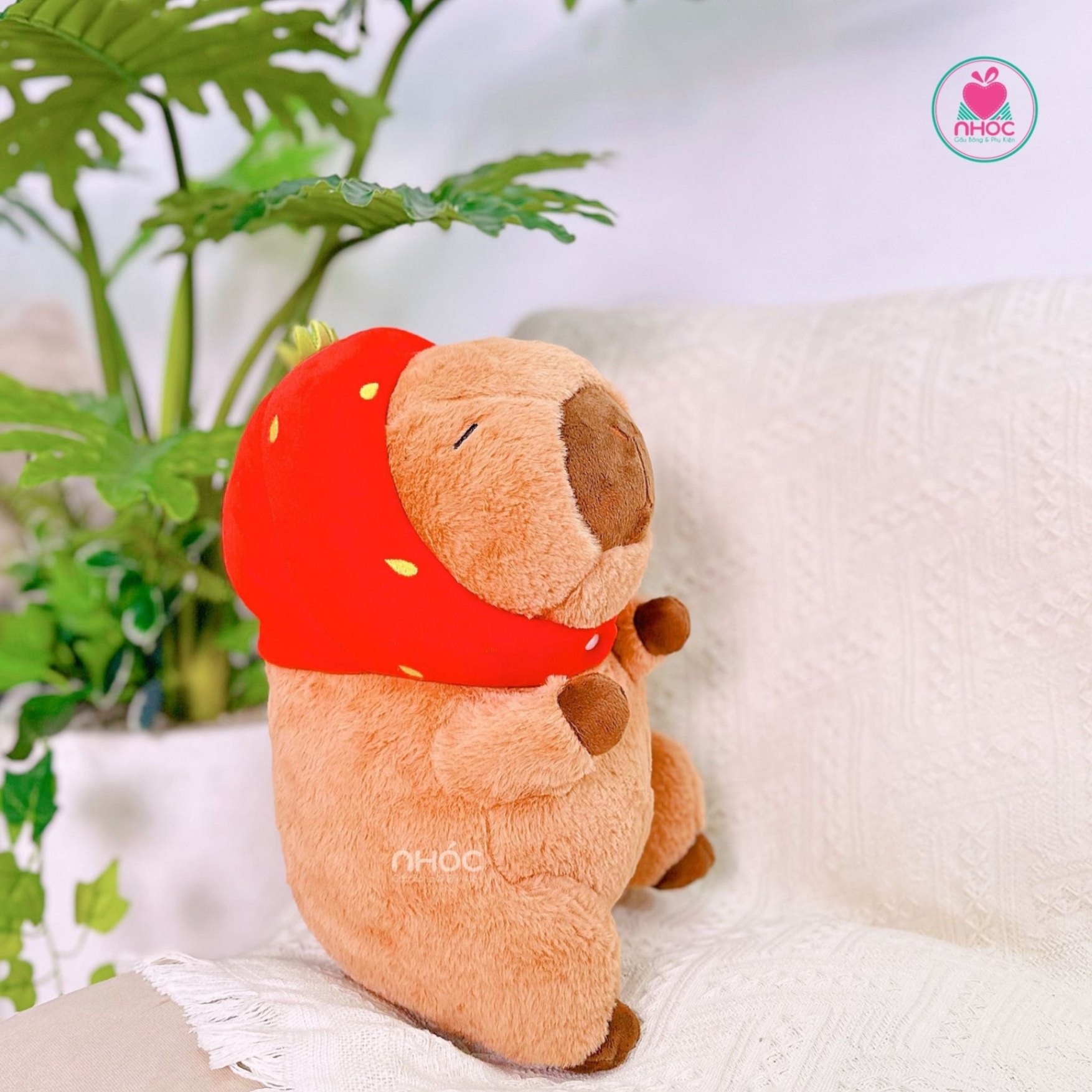 Thú bông Capybara đội nón dâu lông xù TC - 35240