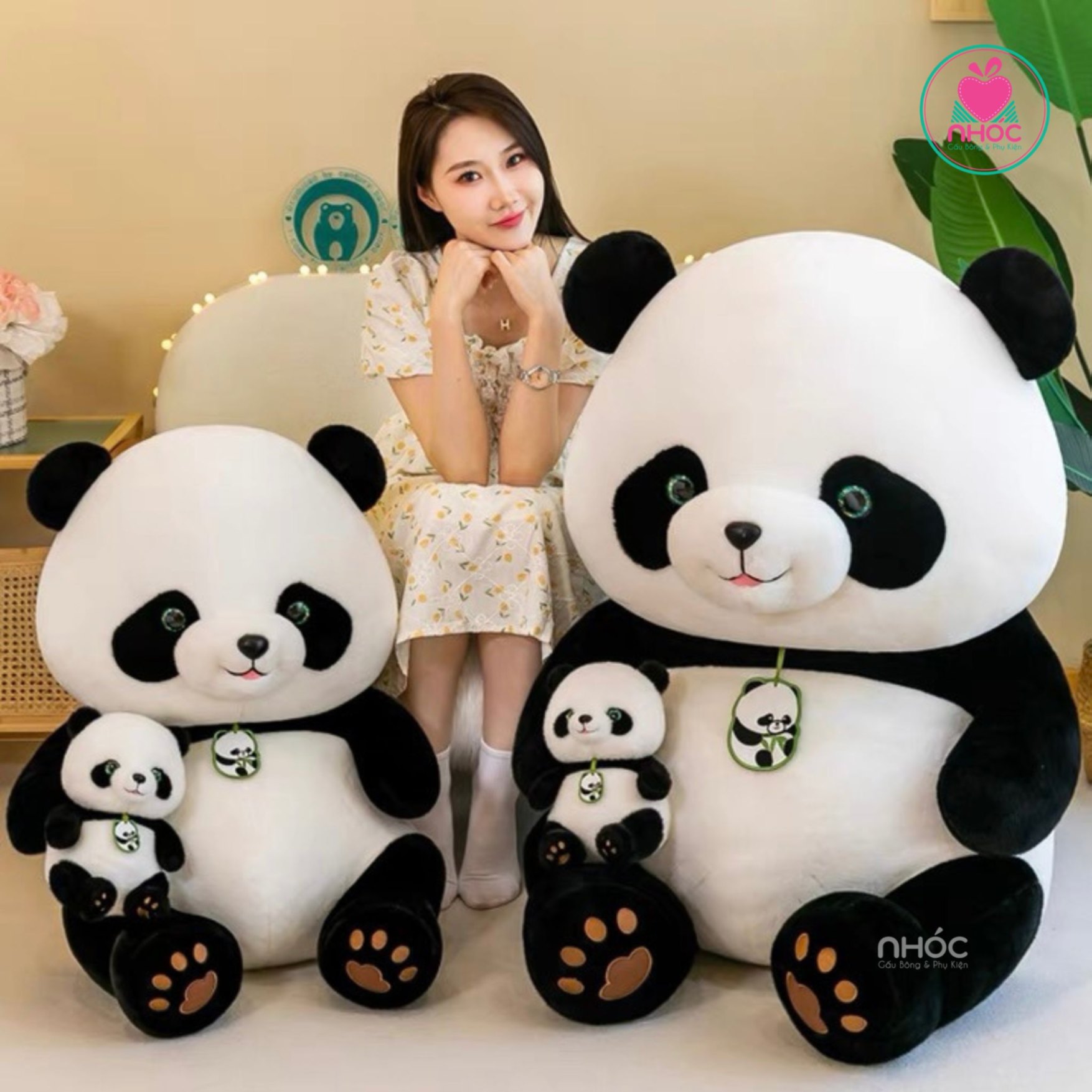 Thú bông Gấu Trúc đeo sticker lông xù ngồi - Trắng đen - 35240
