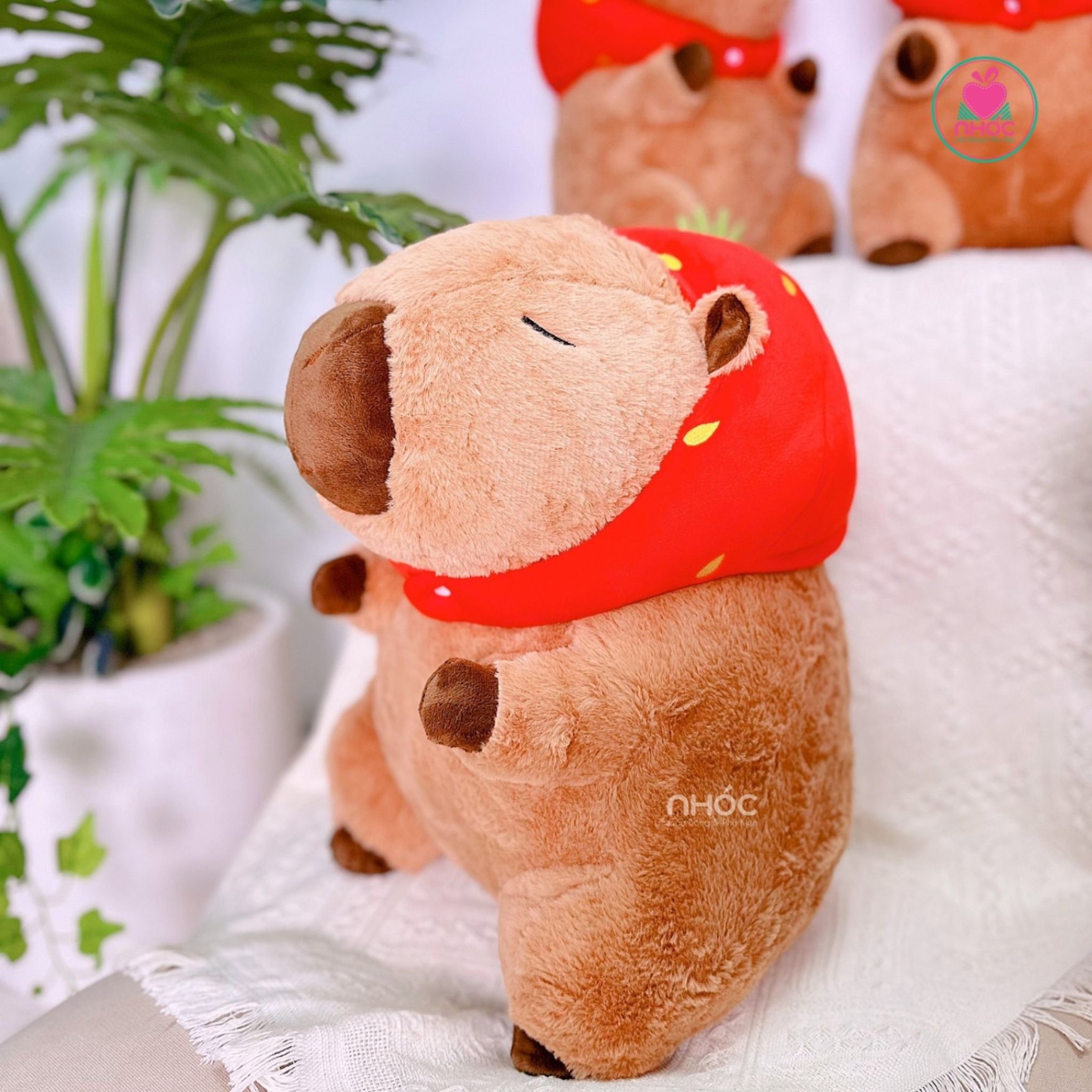 Thú bông Capybara đội nón dâu lông xù TC - 60480