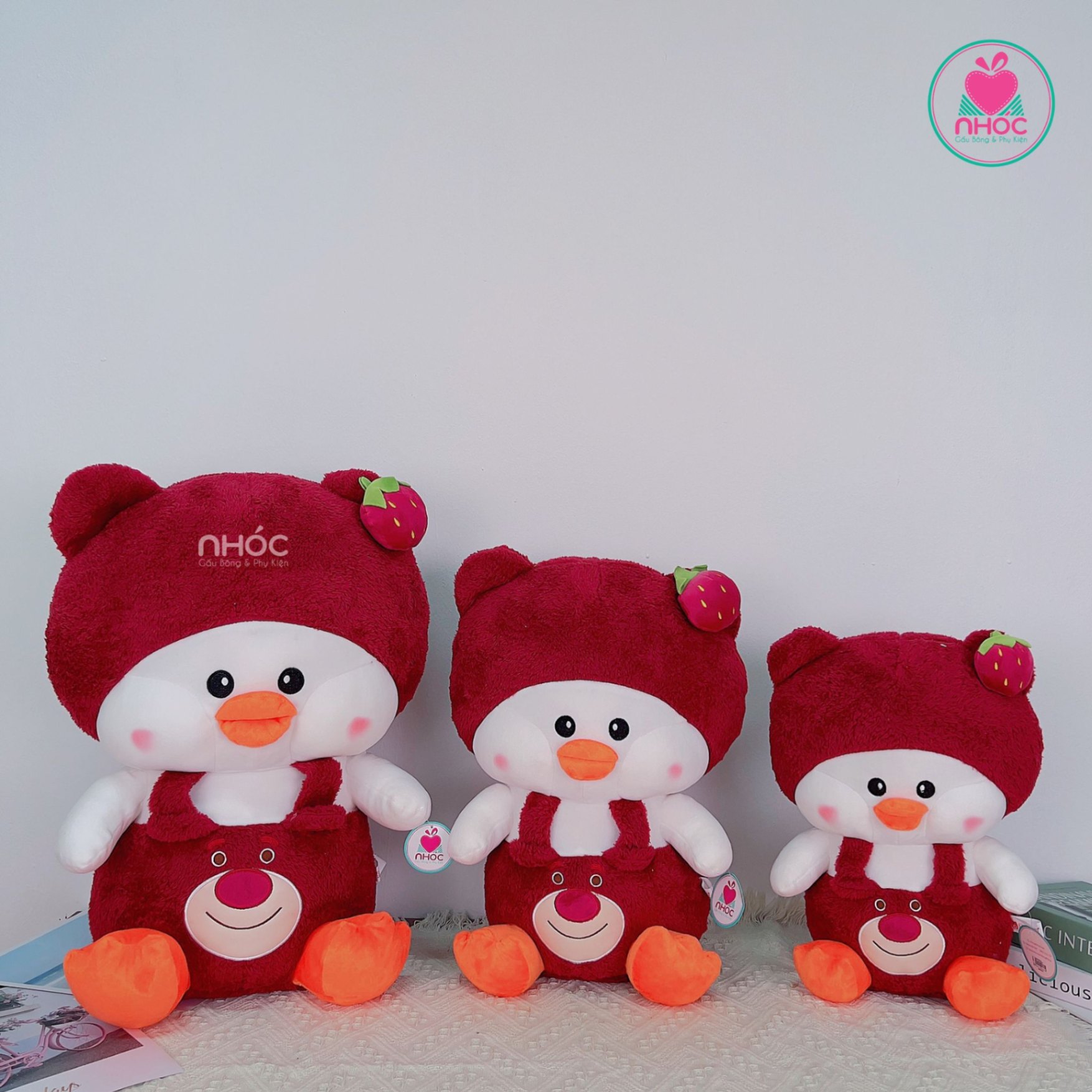Thú bông Vịt đội nón mặc áo Toy Story lông xù ngồi TC - Đỏ - 35240