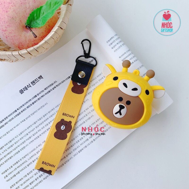 Bóp ví cầm tay silicone đầu gấu Brown mặc áo Hươu cao cổ - Vàng - 11001
