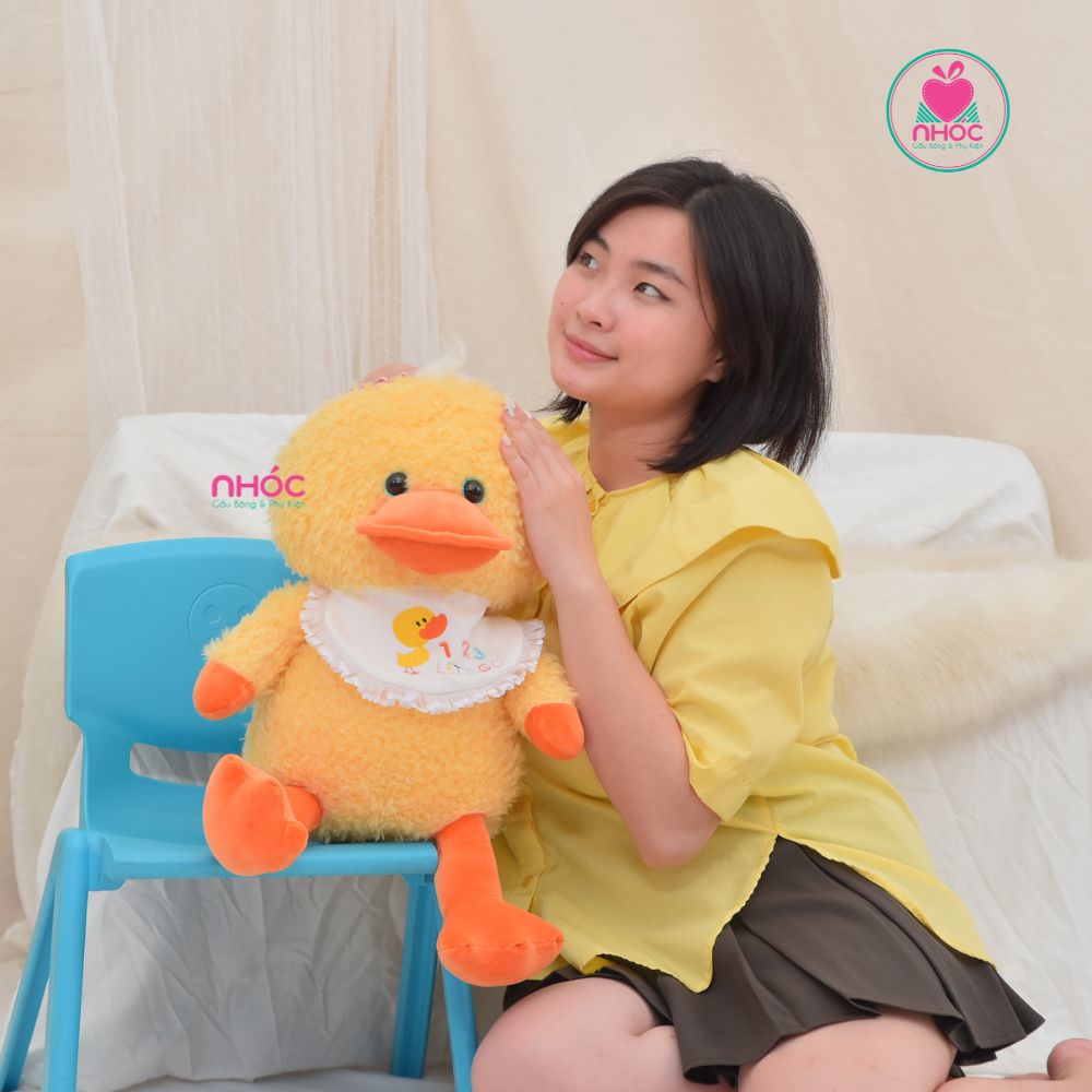 Thú bông Vịt đeo yếm lông chỉ ngồi - Vàng - 55340