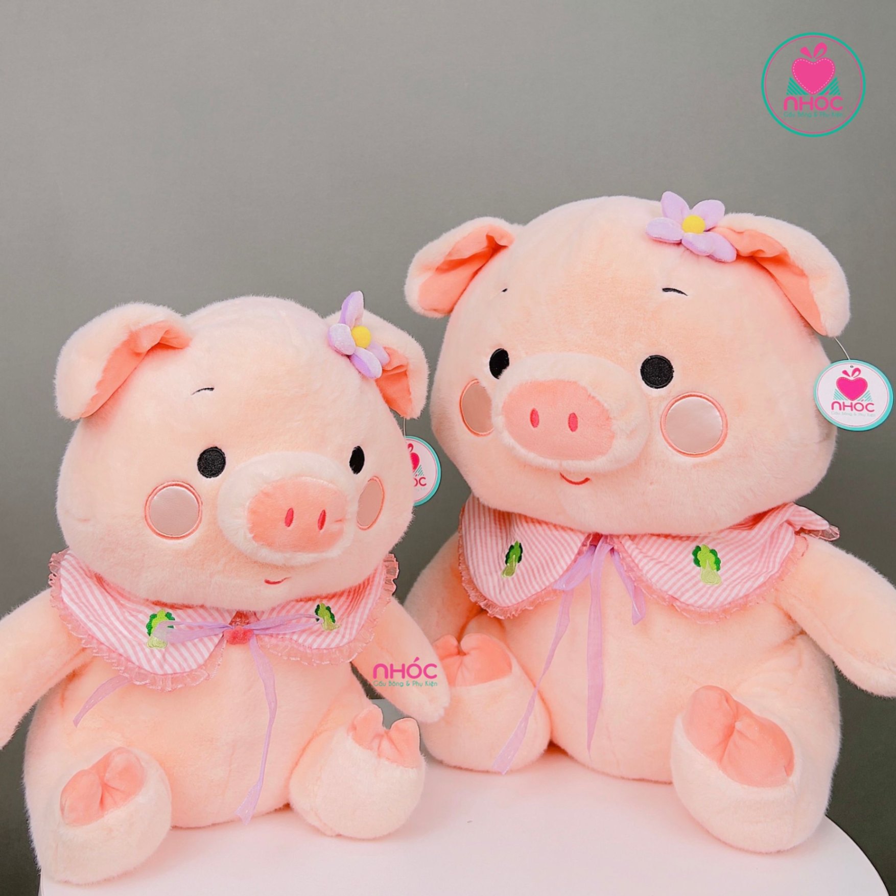 Thú bông heo choàng cổ sen đầu đính hoa lông mịn ngồi - Hồng - 65620