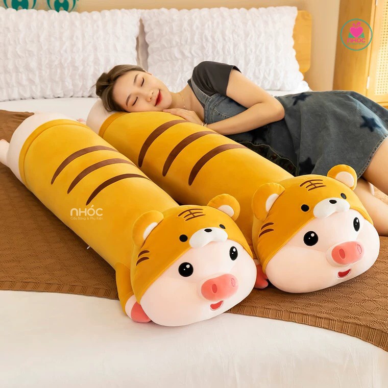 Gối ôm Heo mặc áo hổ lông mịn nằm - Vàng - 110580