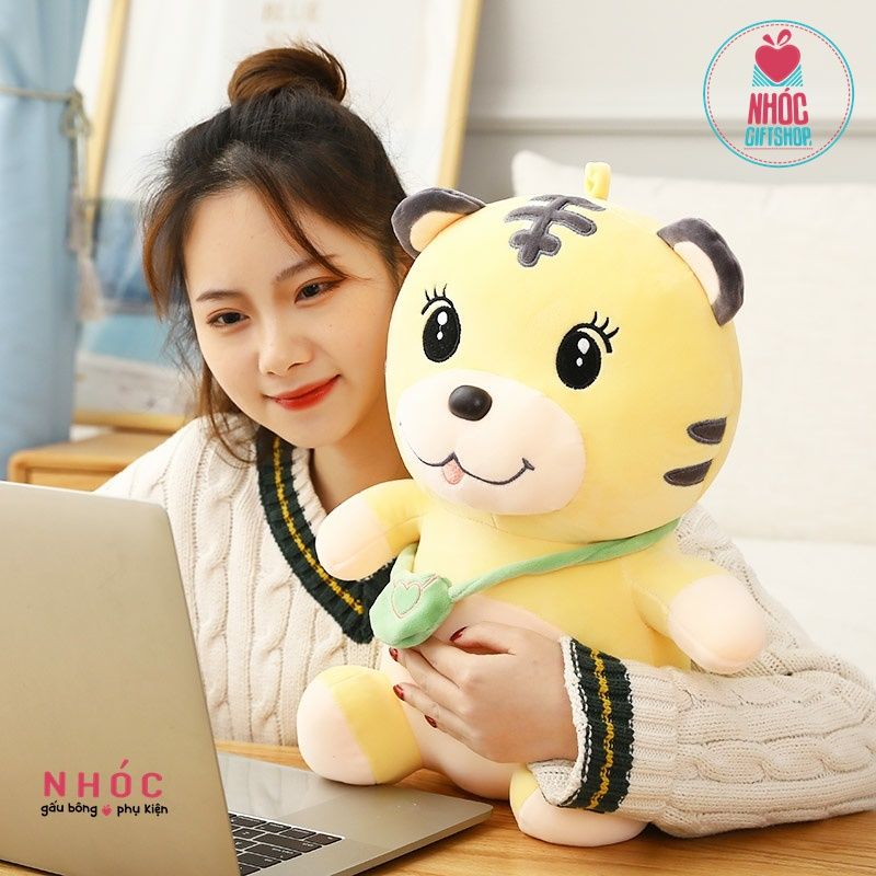Thú bông hổ đeo túi lông mịn ngồi - 16001
