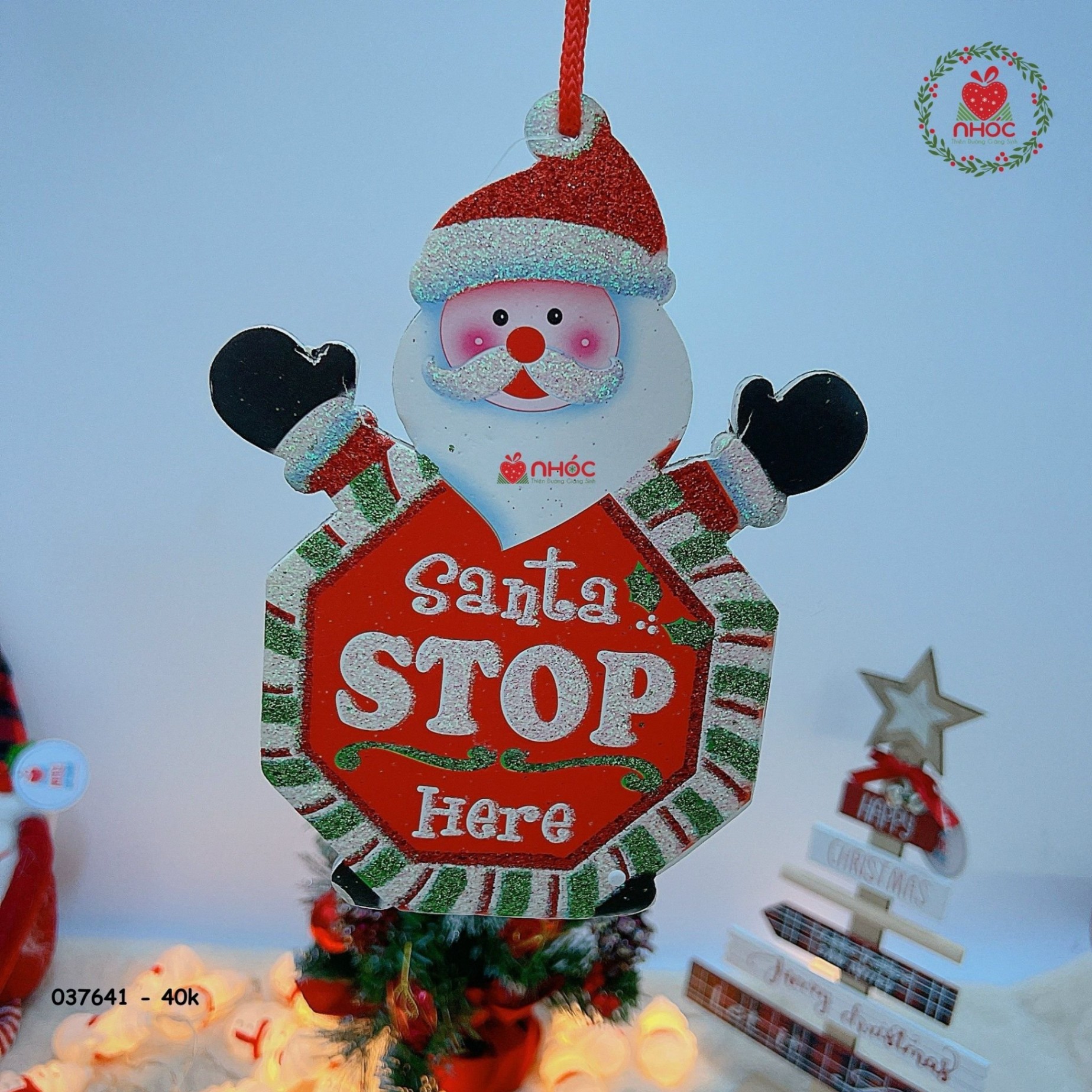Mô hình trang trí noel xốp kim tuyến ông già ôm bảng chữ Stop - 2040