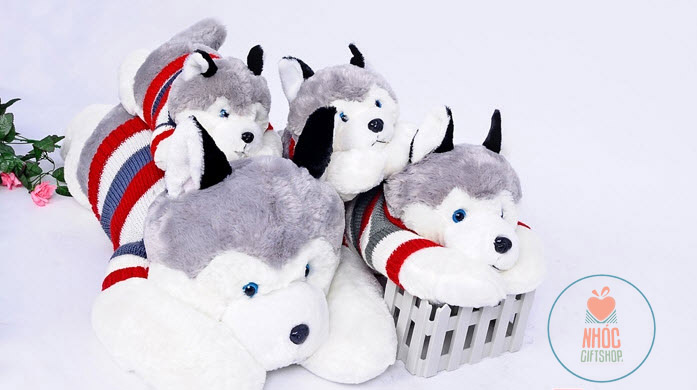 Thú bông chó husky nằm áo len sọc - Xám - 110720