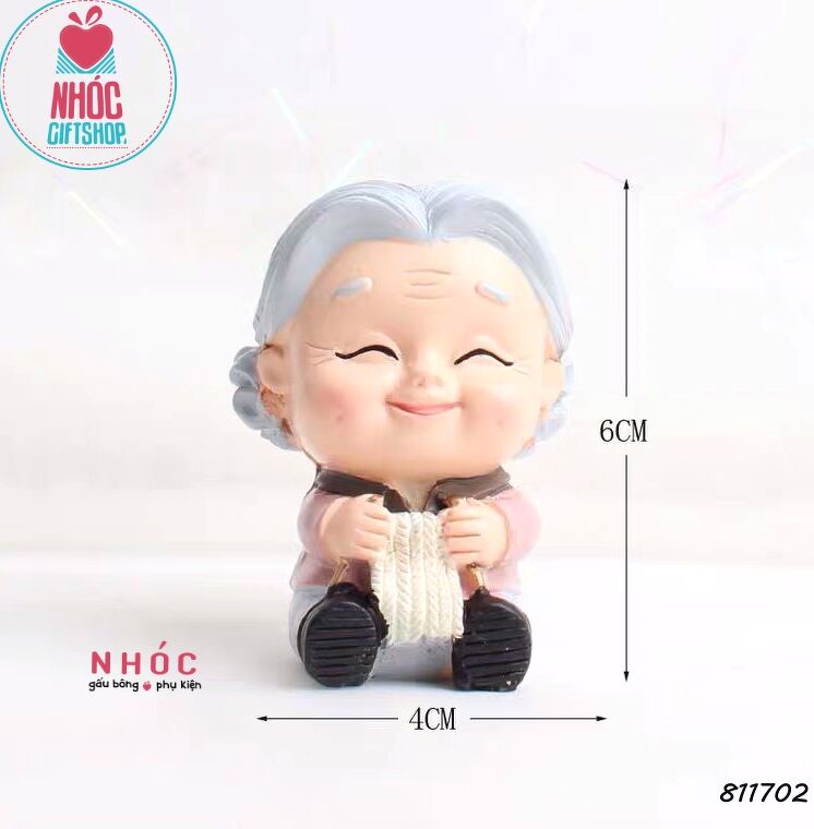 Tượng bà già ngồi đan len - 7001