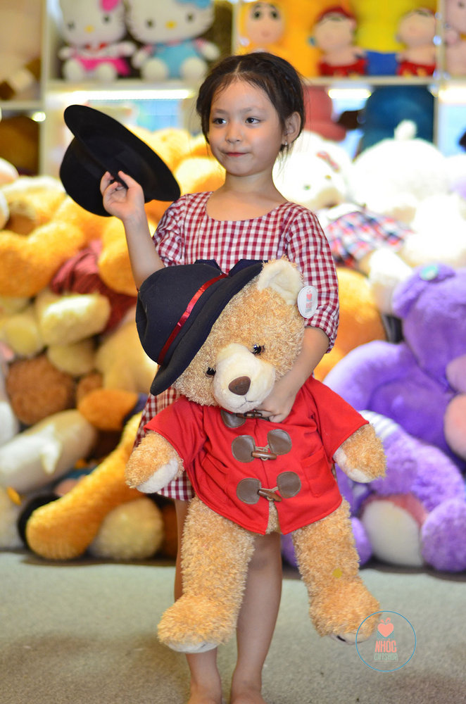 Gấu teddy áo nút gỗ đội mũ