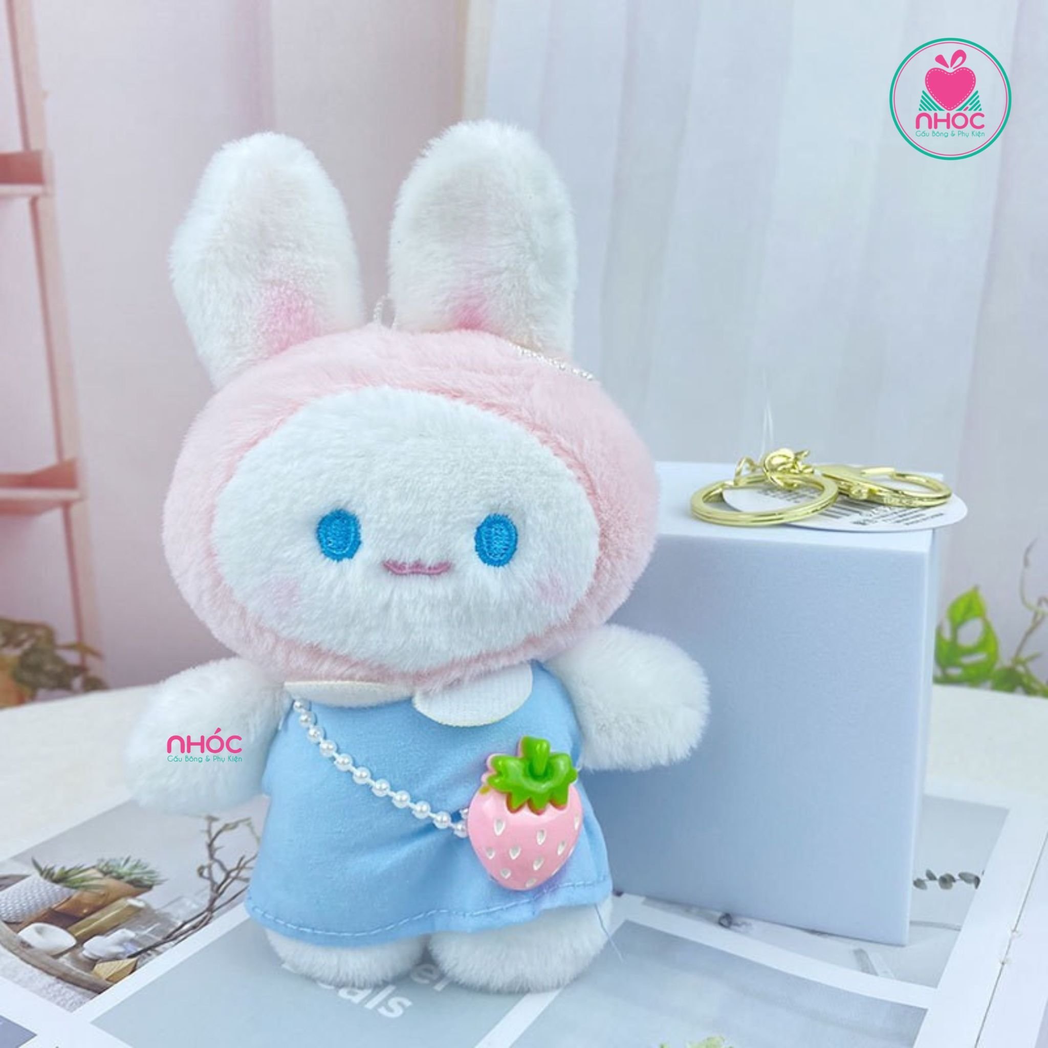 Móc khoá bông Thỏ đeo túi dâu lông xù - Xanh - 7501