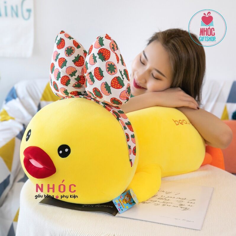 Gối mền Vịt đeo nơ trái cây lông mịn nằm -Dâu đỏ - 50380