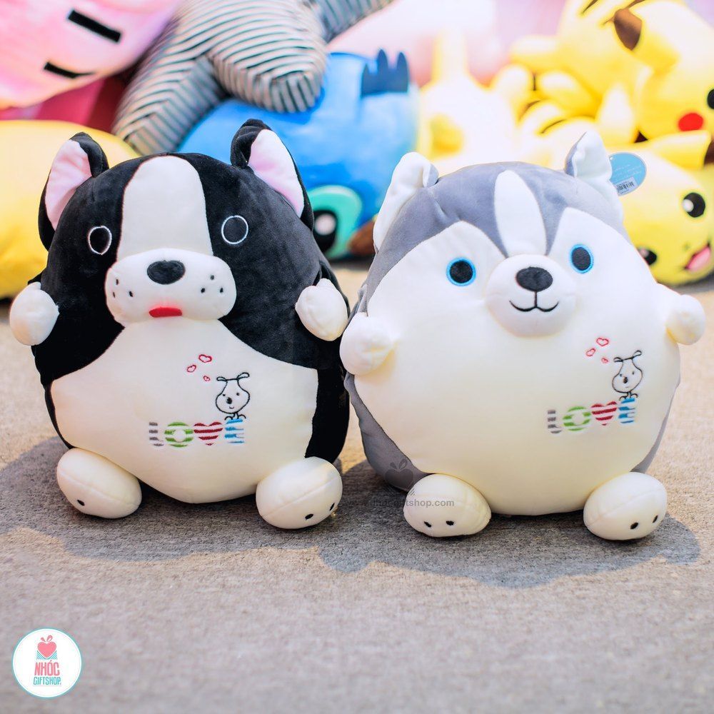 Gối bông chó xỏ tay bụng thêu love lông mịn - Đen - 40260