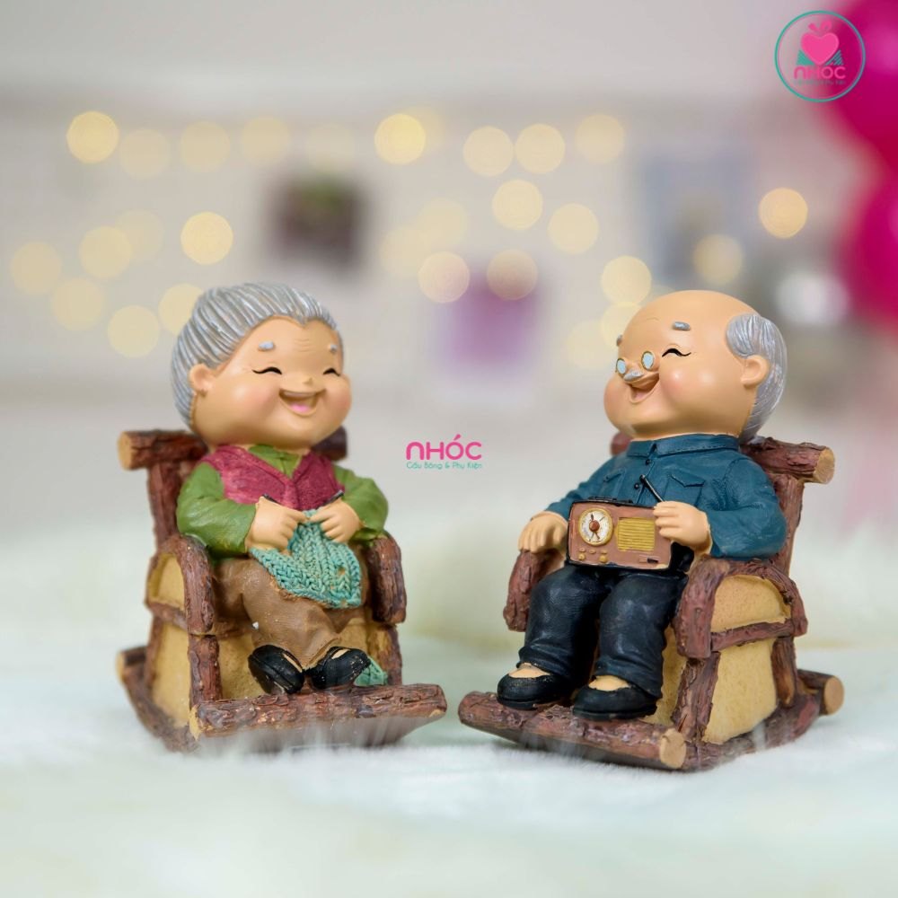 Tượng ống heo ông bà già ngồi ghế rời - 38001