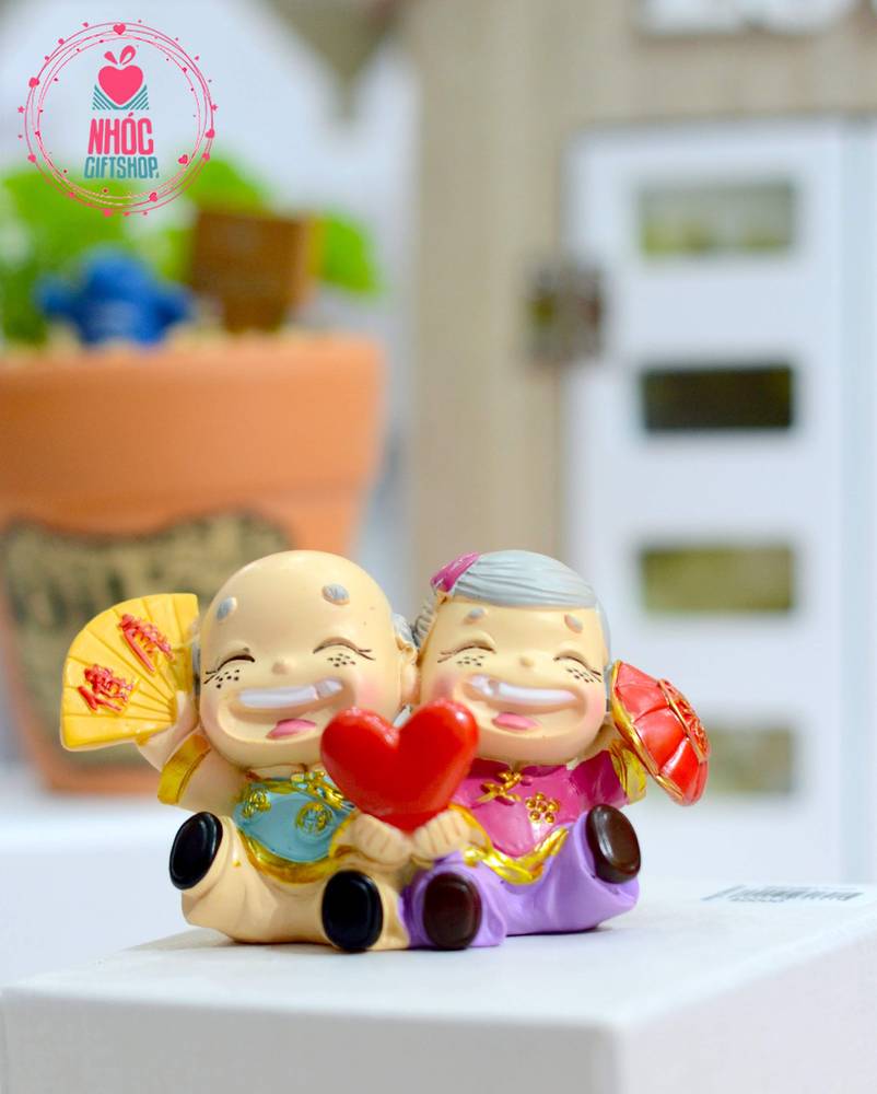 Tượng ông bà già mặt mụn - Cầm tim- 8501