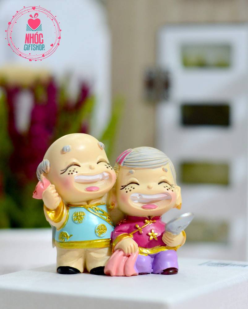 Tượng ông bà già mặt mụn - Soi gương - 8501