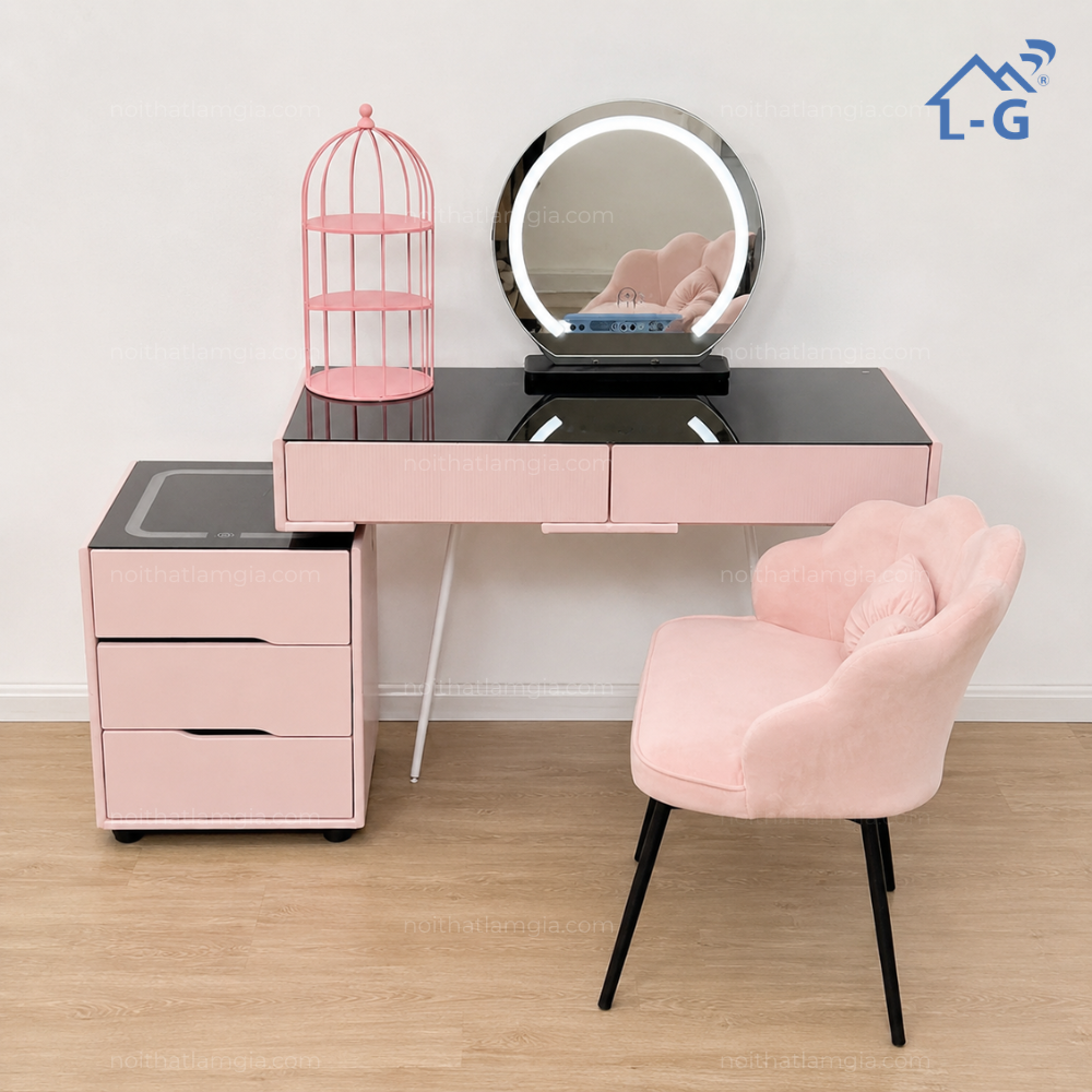 Bàn trang điểm MDF nhập khẩu cao cấp màu hồng pastel, gương LED cảm ứng, tủ tab thông minh tích hợp sạc không dây, ghế nhung cánh hoa sang trọng.