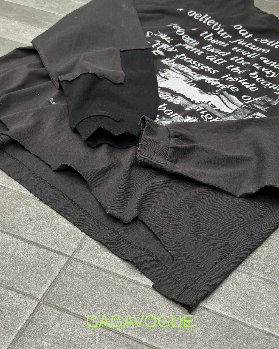 GAGAVOGUE VINTAGE TYPOGRAPHY GRAPHIC LONG SLEEVE TEE