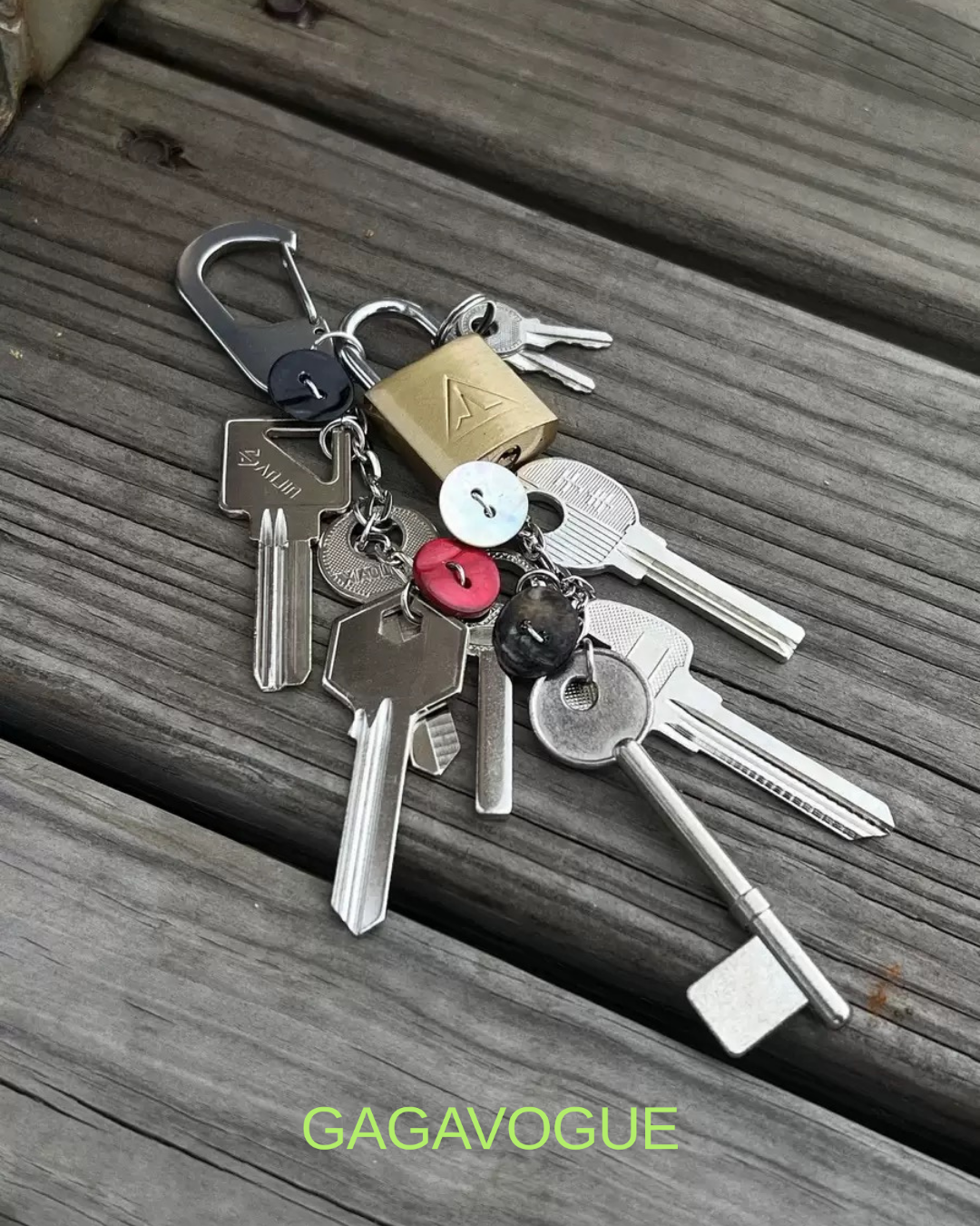 GAGAVOGUE VINTAGE KEY KEYCHAIN