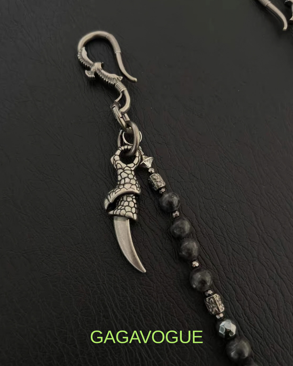 GAGAVOGUE BLACK STONE BEADED CLAW PENDANT WALLET CHAIN